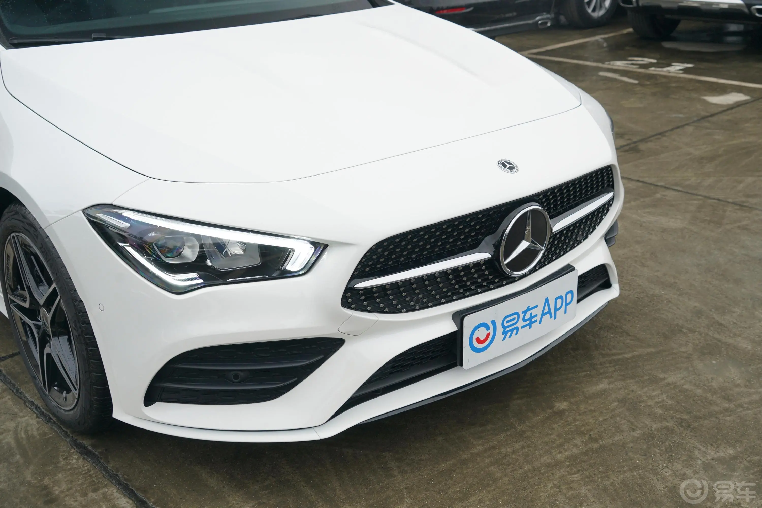 奔驰CLA级CLA 260 4MATIC 五门猎跑车前格栅侧俯拍