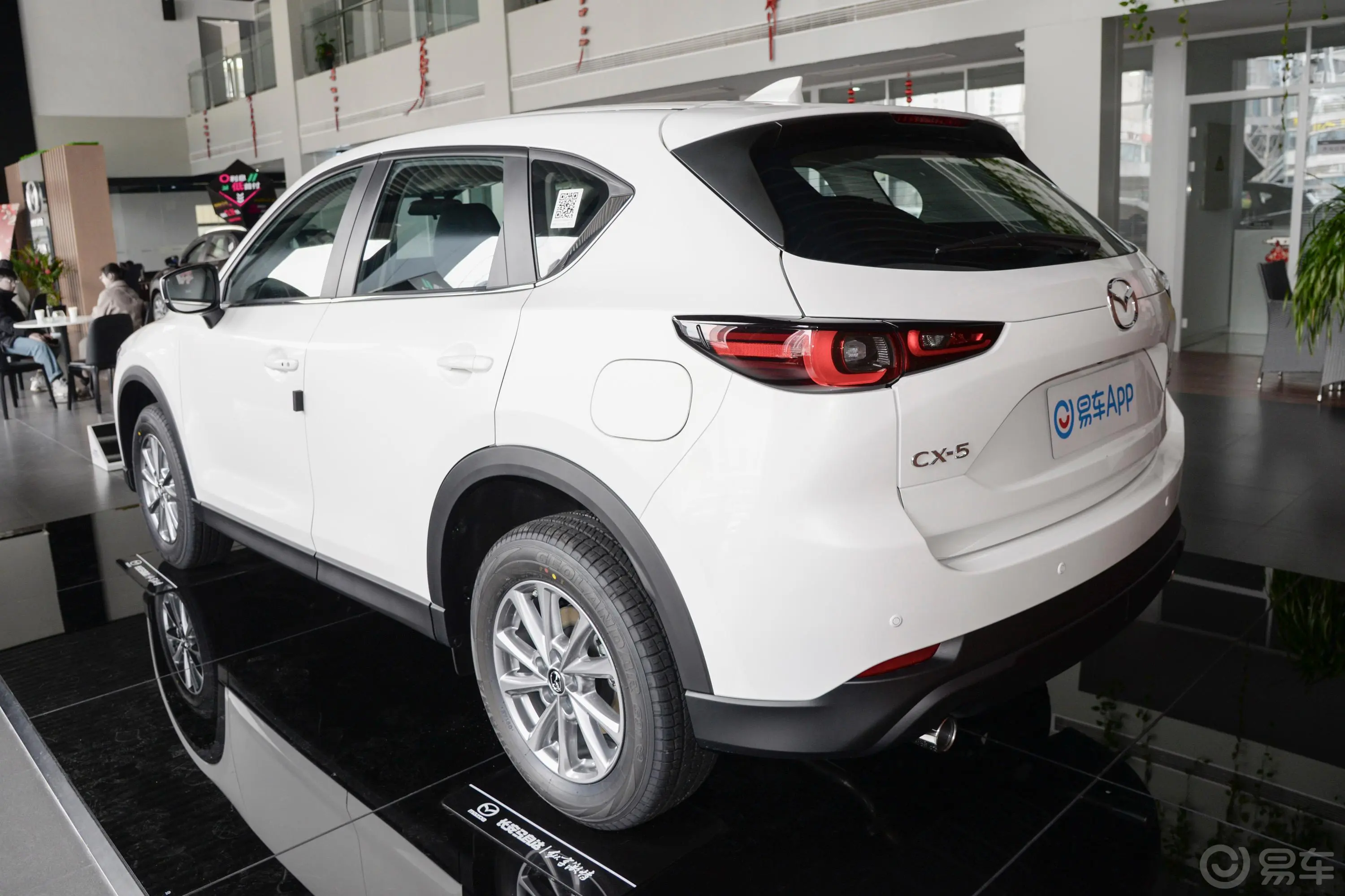 马自达CX-52.0L 两驱智尚型侧后45度车头向左水平