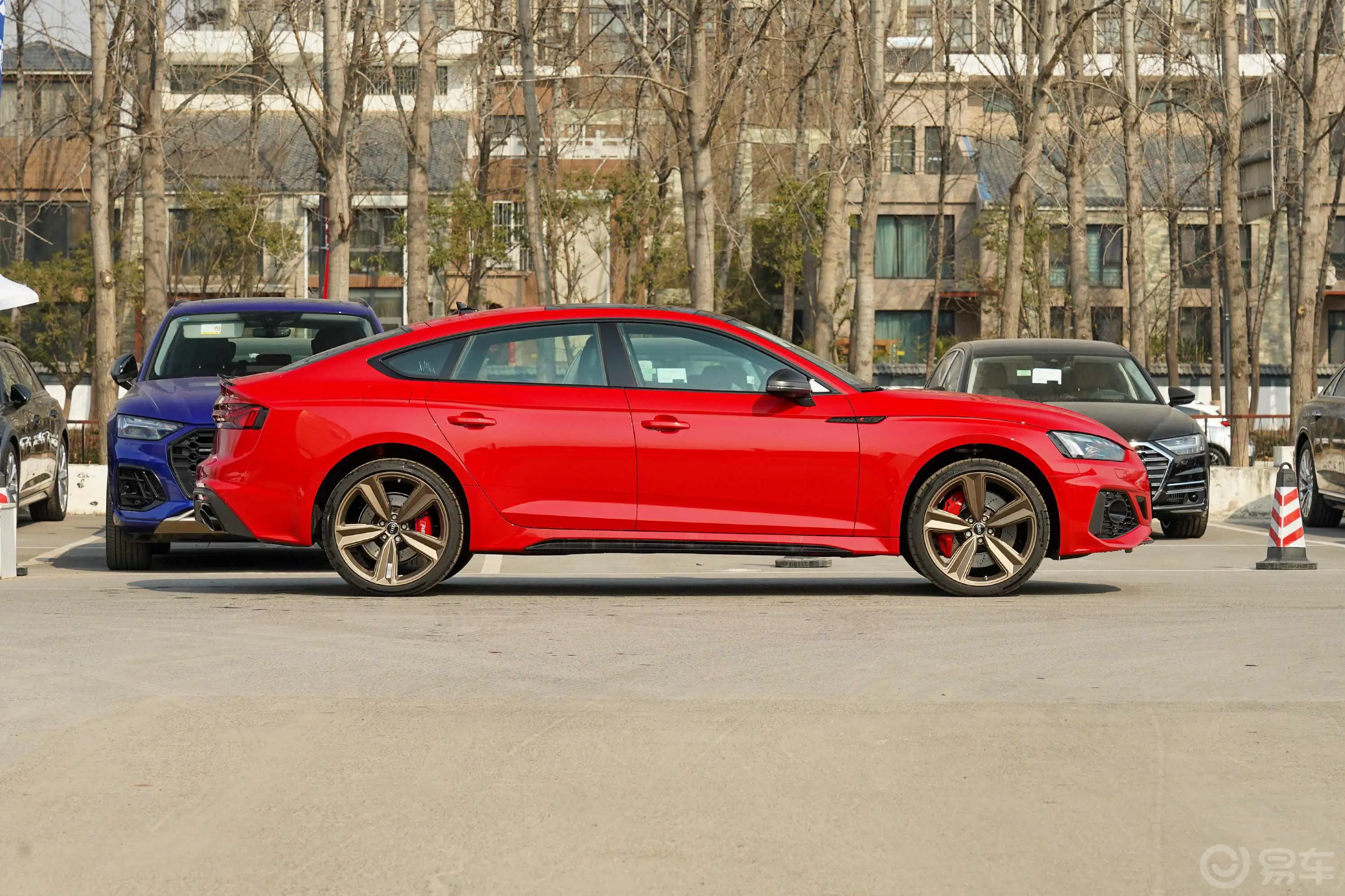 奥迪RS 52.9T Sportback 暗金版正侧车头向右水平