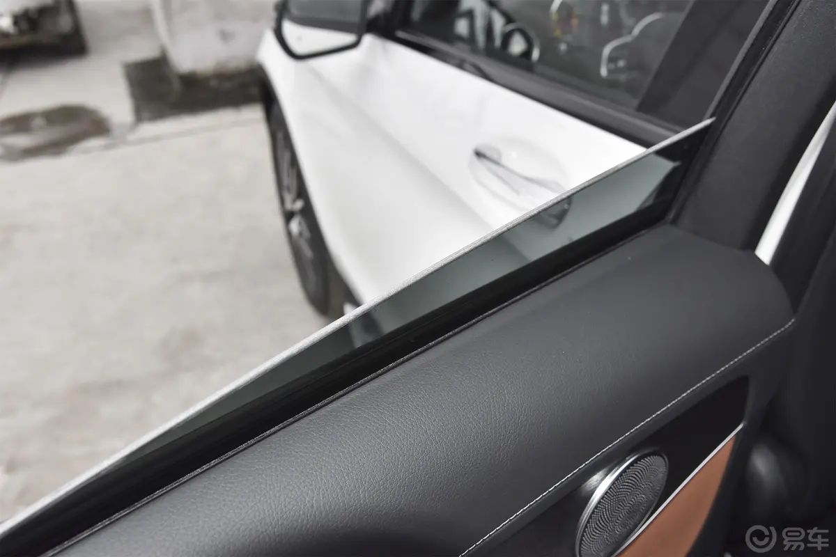 奔驰GLC轿跑改款 GLC 300 4MATIC 轿跑SUV后排玻璃材质特写