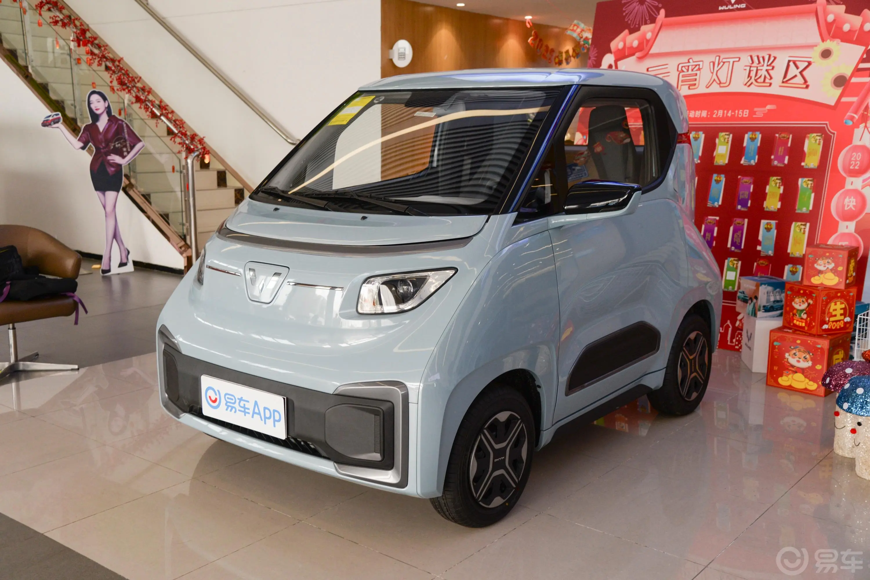 五菱NanoEV305km 高功率版玩乐款侧前45度车头向左水平