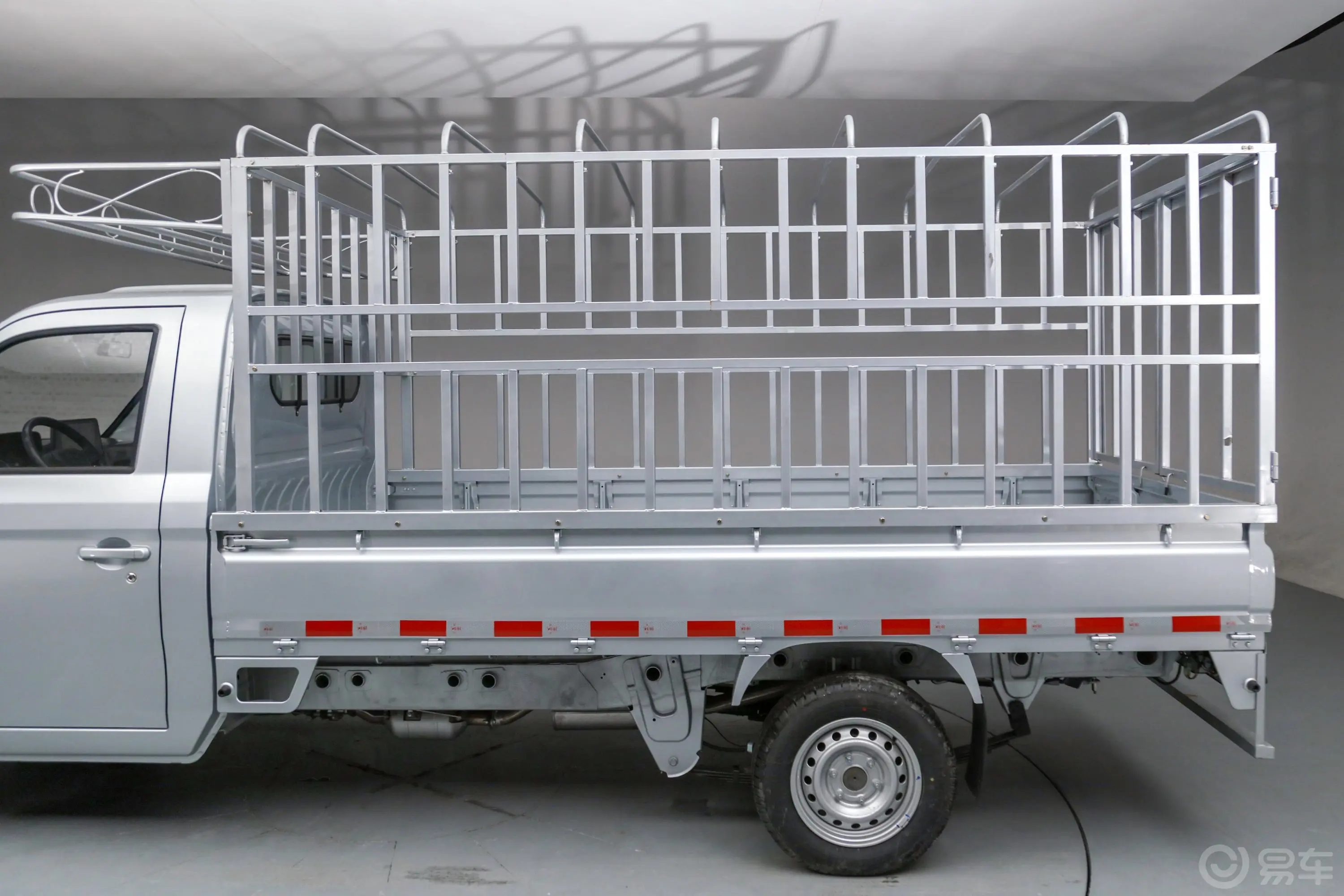 长安星卡PLUS仓栅车 1.6L 手动 单排舒适空调版空间