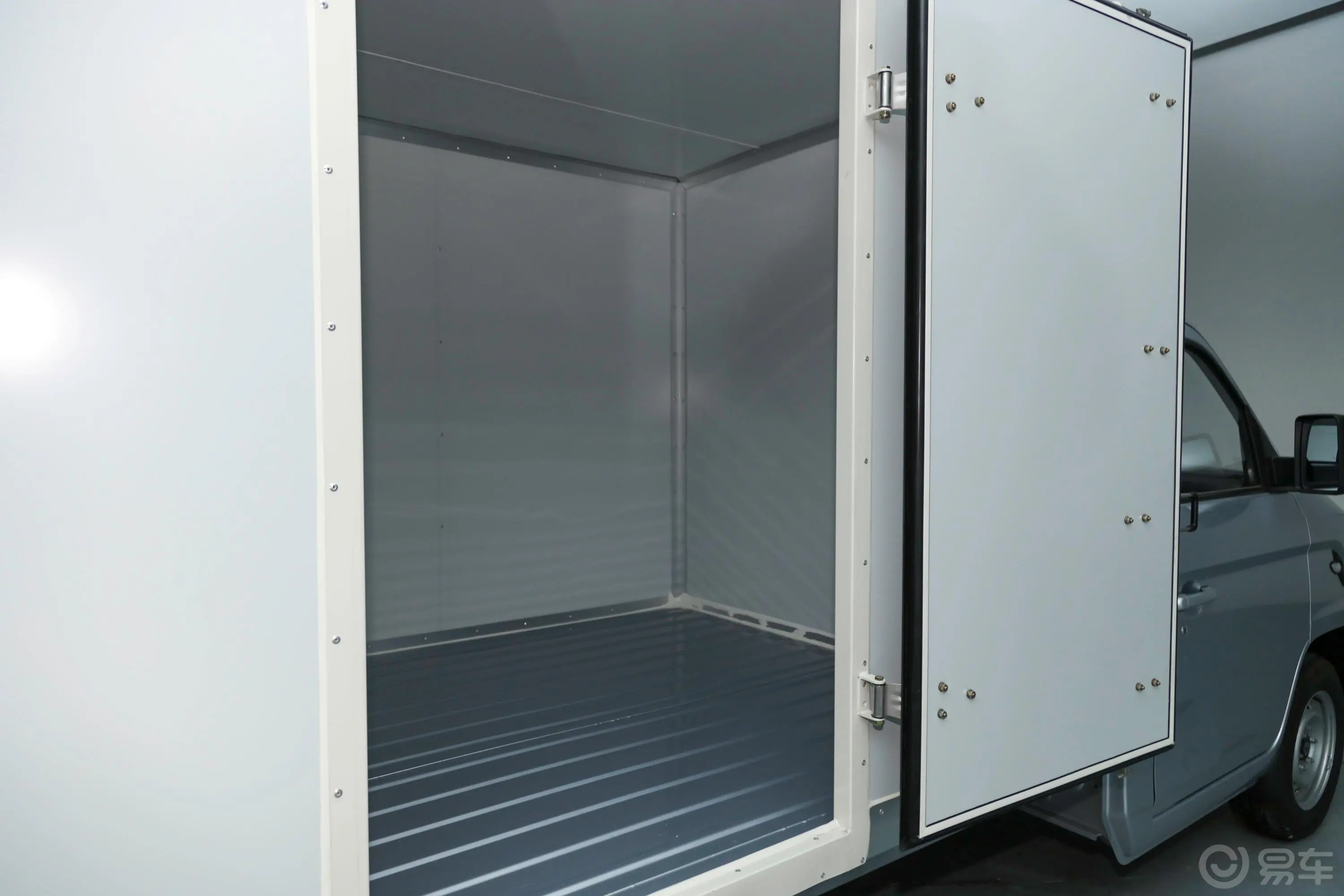 长安星卡PLUS复合板厢货 1.6L 手动 单排舒适空调版空间
