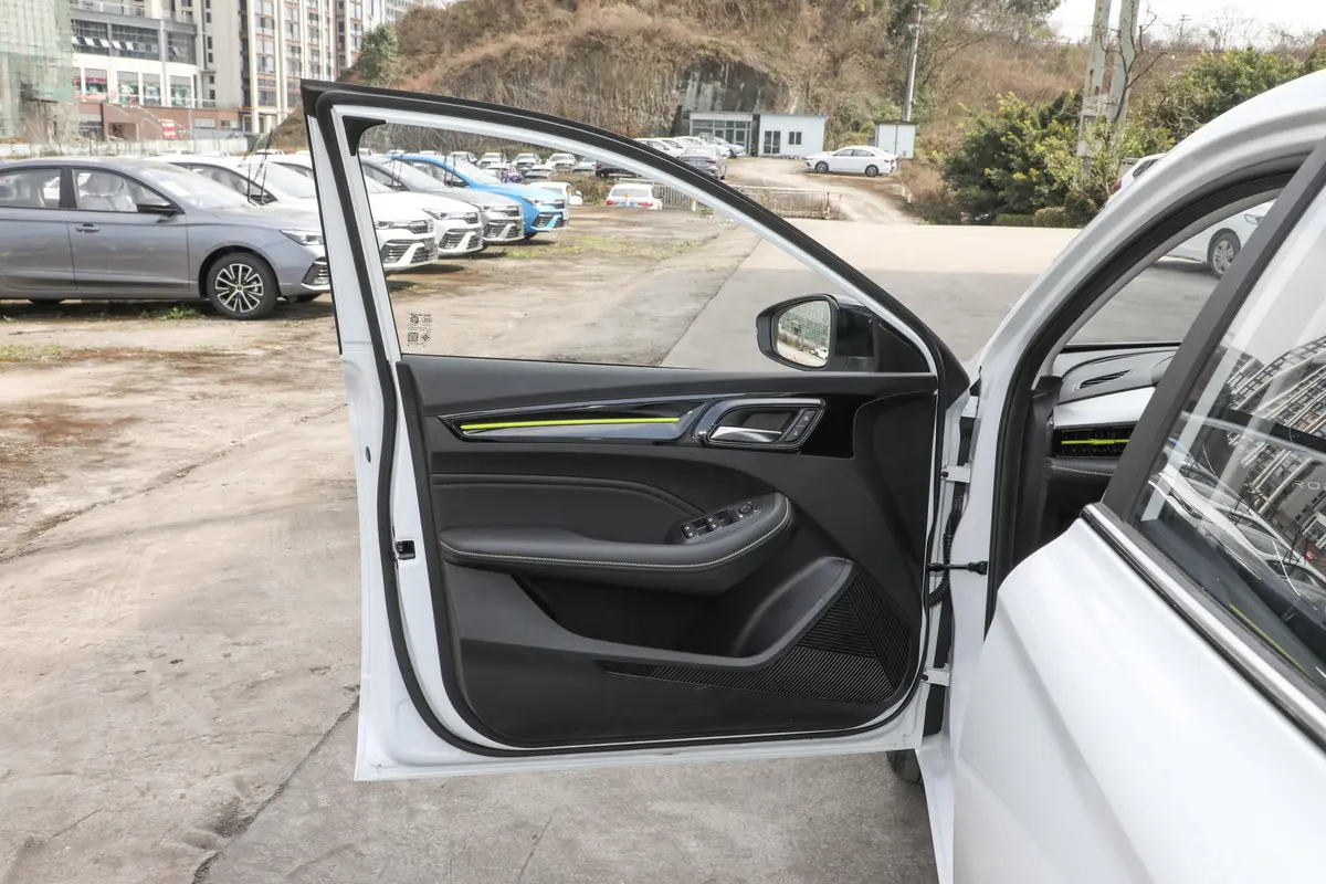荣威i51.5L 手动安心版驾驶员侧前车门