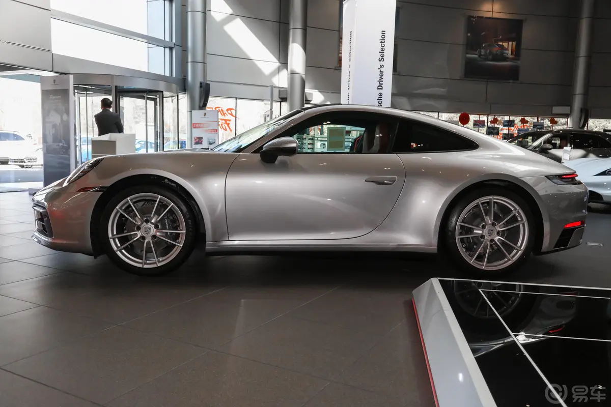 保时捷911Carrera 4 3.0T正侧车头向左水平