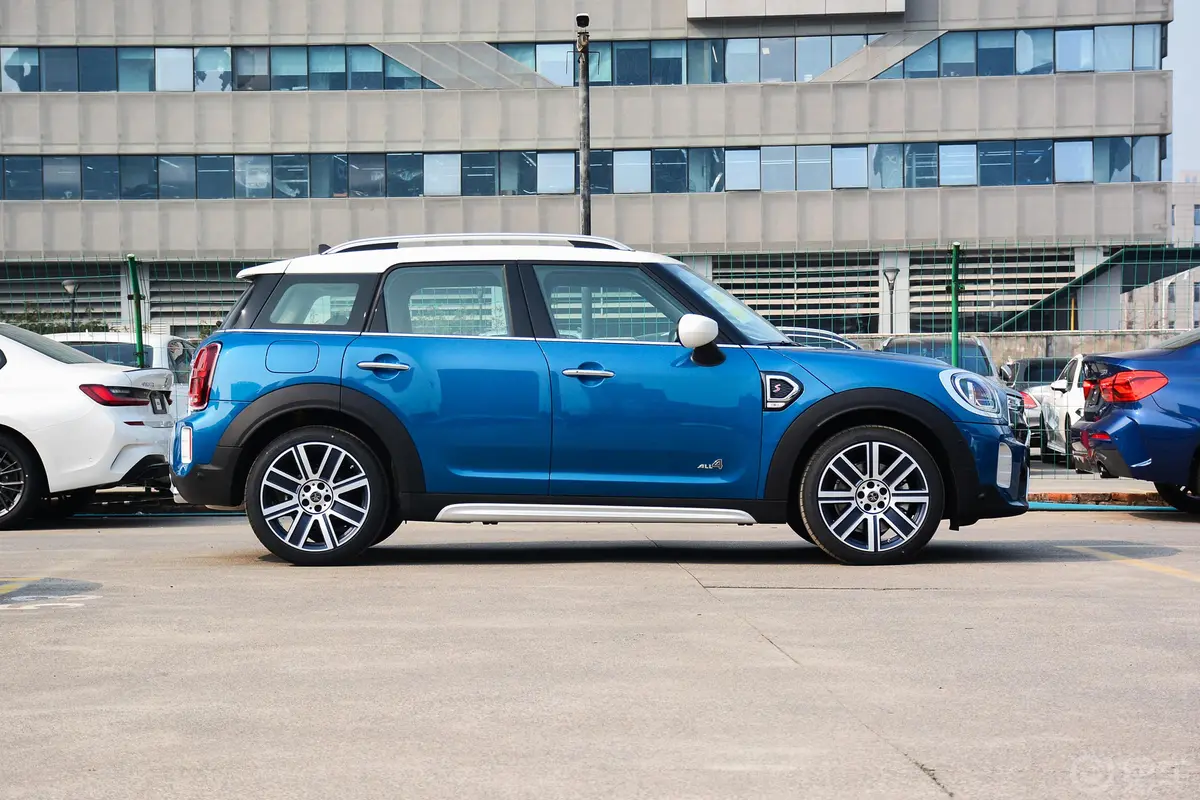 MINI COUNTRYMAN改款 2.0T COOPER S ALL4正侧车头向右水平