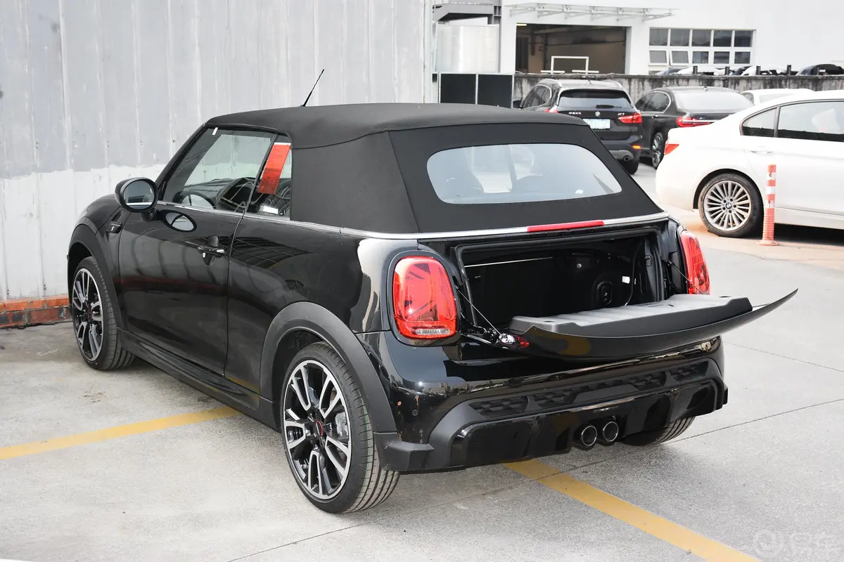 MINI CABRIO2.0T COOPER S CABRIO 黑标特别版后备厢开启45度侧拍