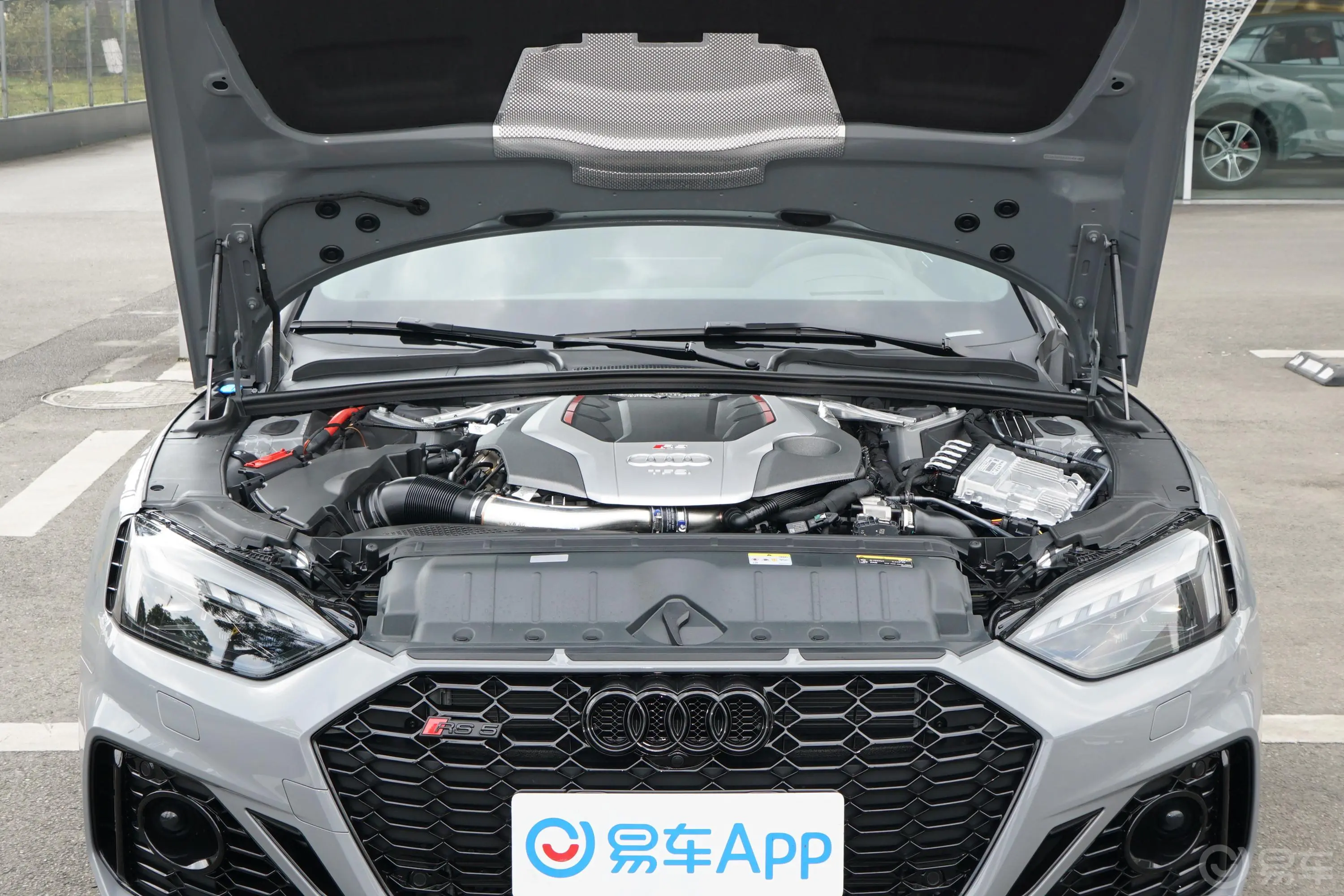 奥迪RS 52.9T Coupe 黑曜版发动机舱整体