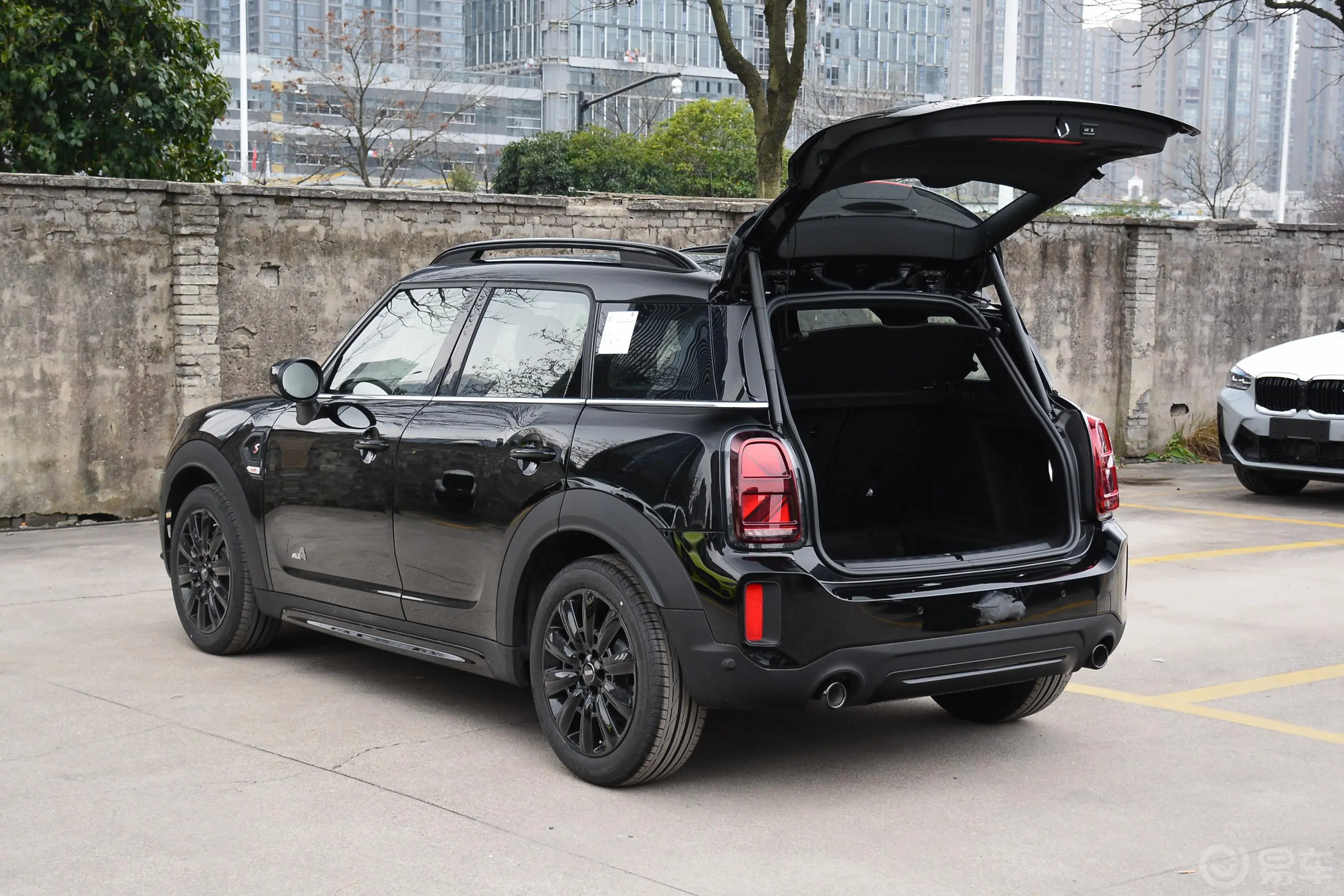 MINI COUNTRYMAN2.0T COOPER S ALL4 黑标特别版后备厢开启45度侧拍