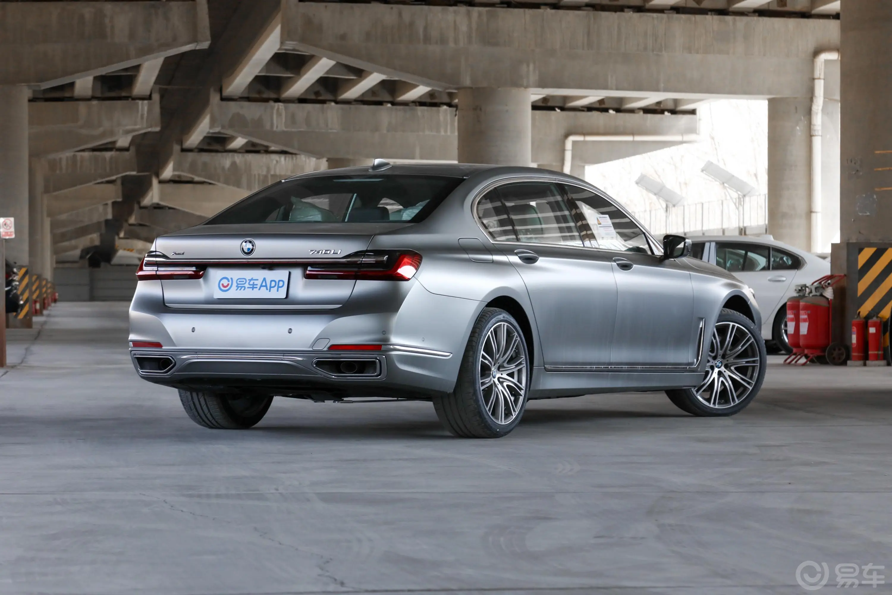 宝马7系740Li xDrive 行政型 豪华套装侧后45度车头向右水平