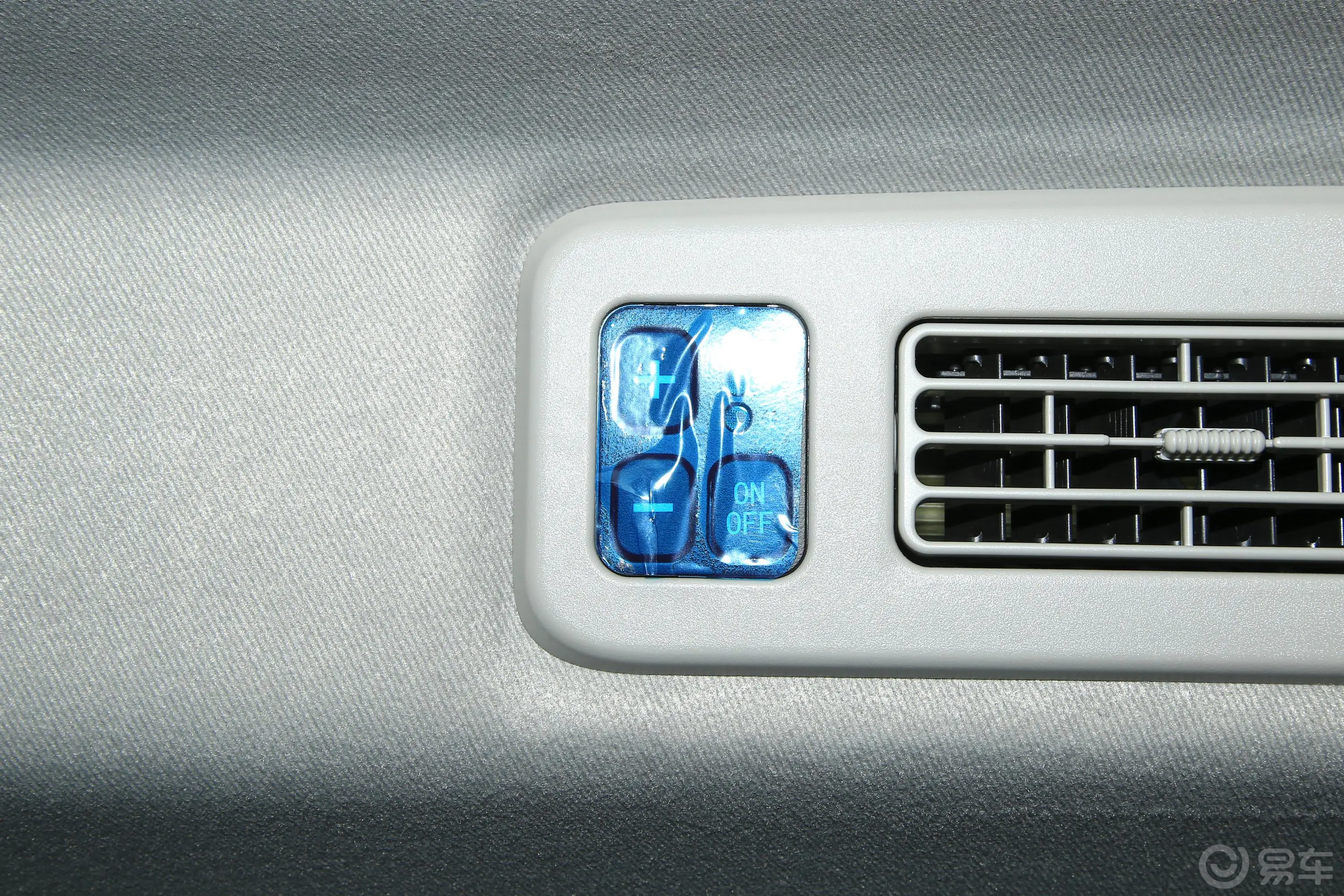 风光380客车 1.5L 舒适型(钢板弹簧) 8座后排空调控制键