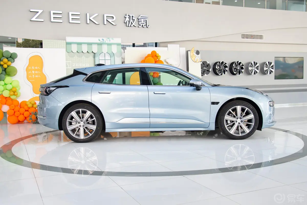 ZEEKR 001526km 长续航双电机WE版正侧车头向右水平