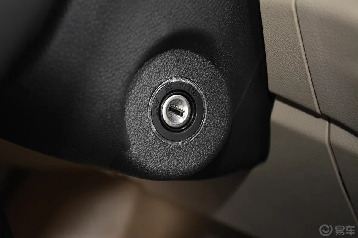 图雅诺商旅版小客 康明斯 2.8T 手动加长轴新高顶高级客车 14座钥匙孔或一键启动按键