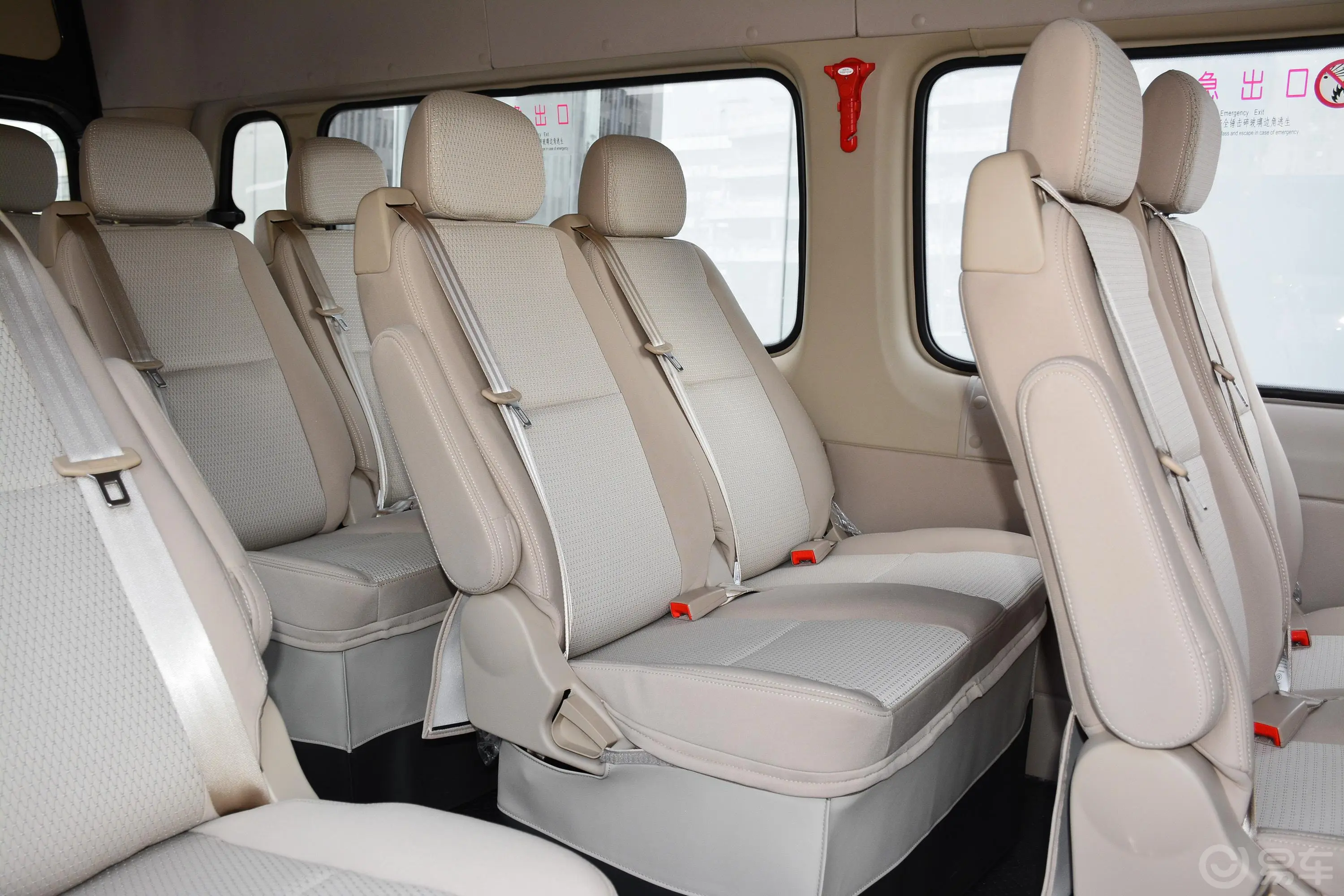 图雅诺商旅版小客 康明斯 2.8T 手动加长轴新高顶高级客车 14座第三排座椅