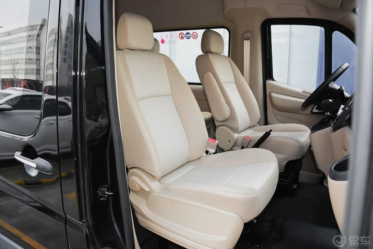 图雅诺商旅版小客 康明斯 2.8T 手动加长轴新高顶高级客车 14座副驾驶座椅