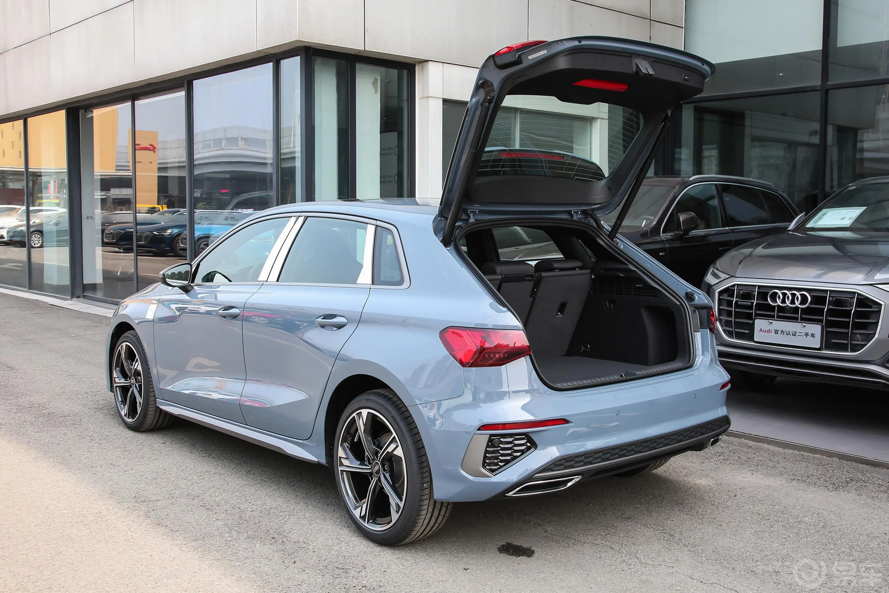 奥迪A3Sportback 35 TFSI RS套件燃速型后备厢开启45度侧拍