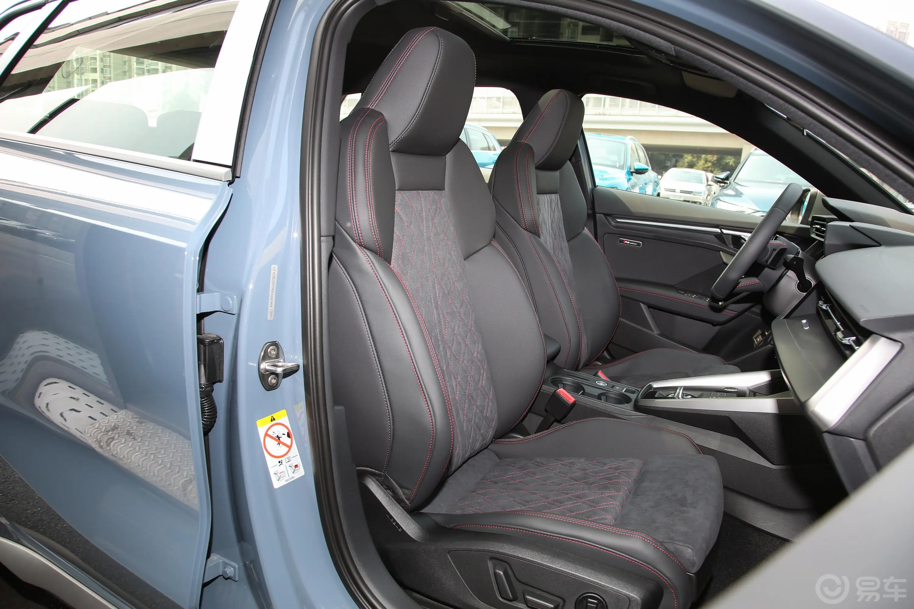 奥迪A3Sportback 35 TFSI RS套件燃速型副驾驶座椅