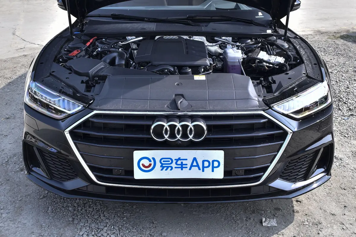 奥迪A745 TFSI 臻选型发动机舱整体