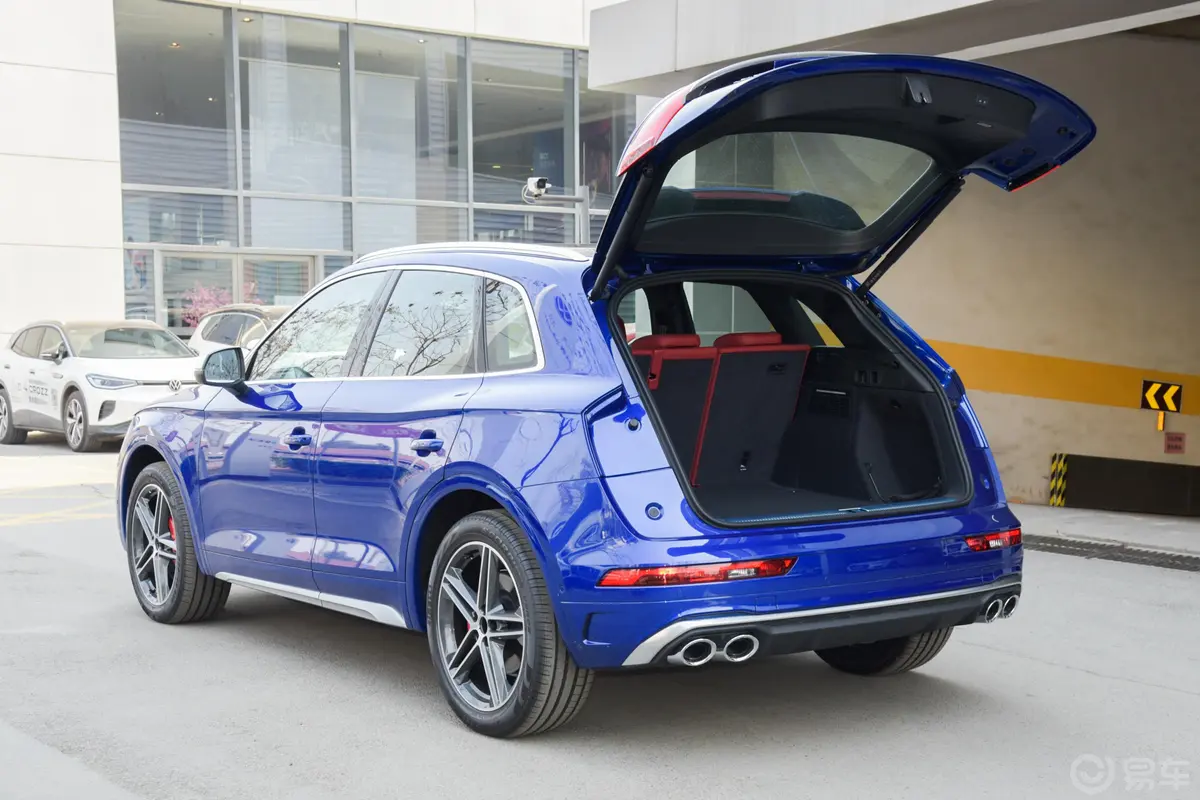 奥迪SQ53.0T quattro后备厢开启45度侧拍