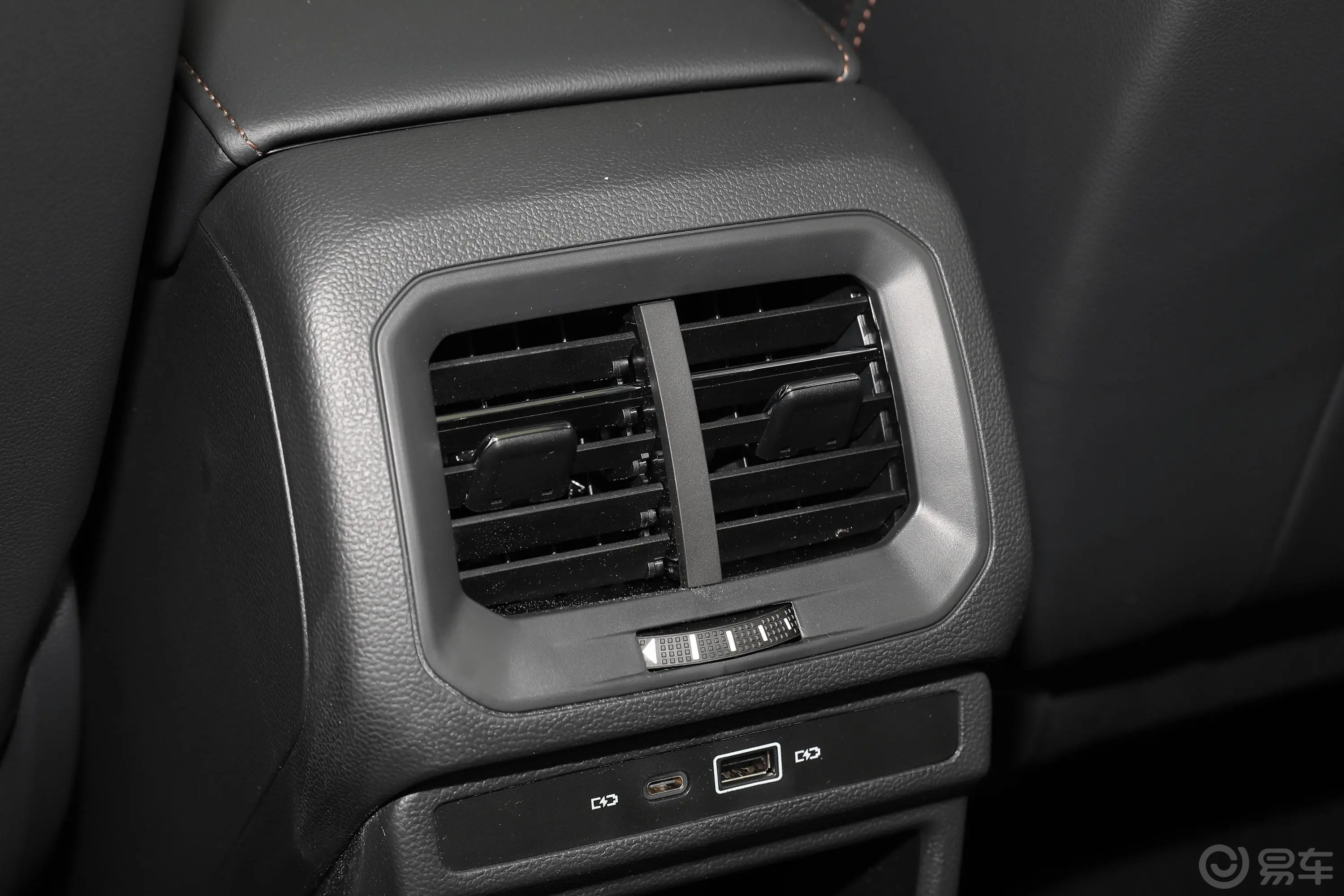 途岳280TSI  两驱舒适版后排空调控制键