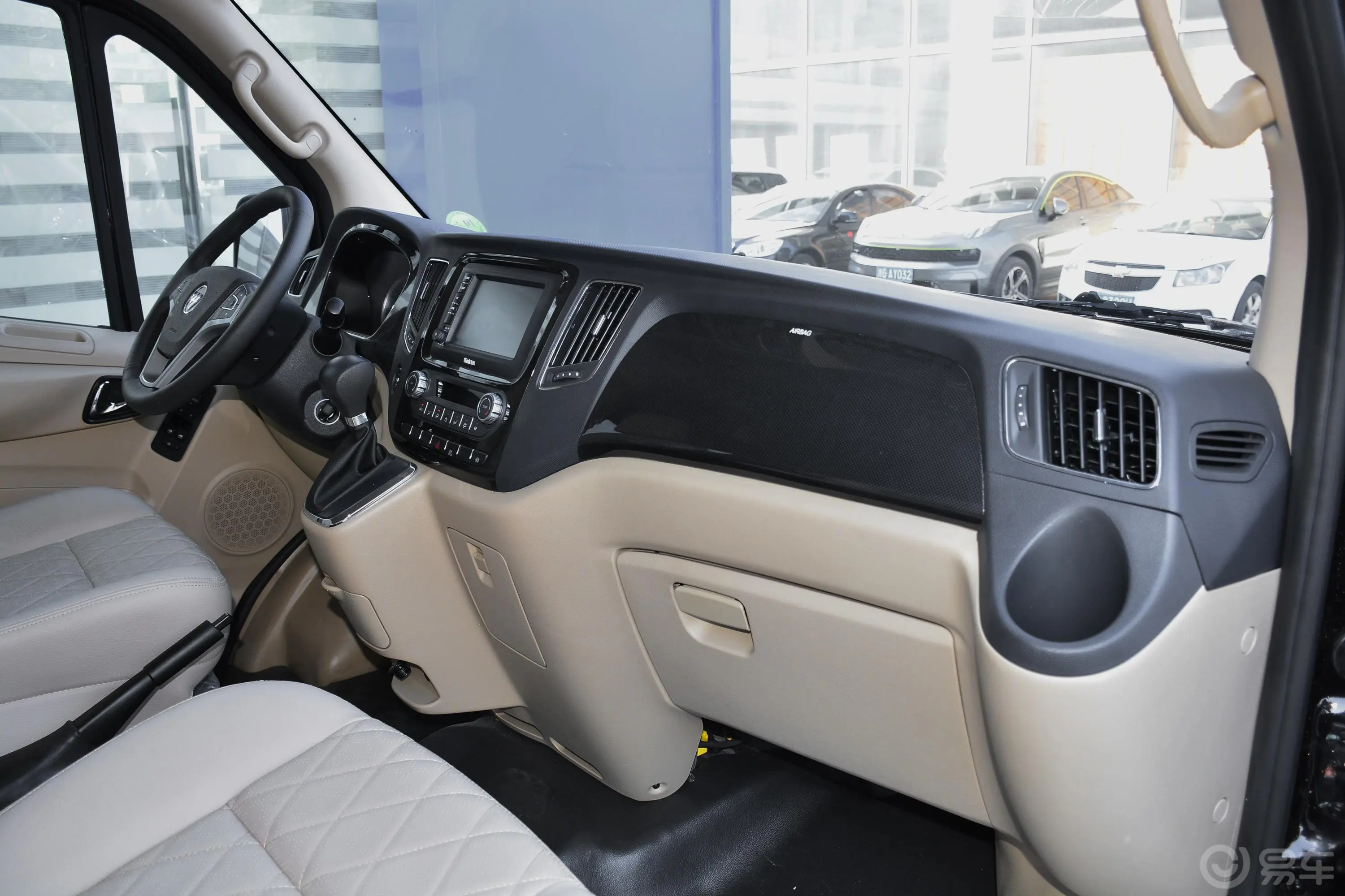 图雅诺经典版小客 康明斯 2.8T 手动加长轴中顶中级客车 9座内饰全景副驾驶员方向