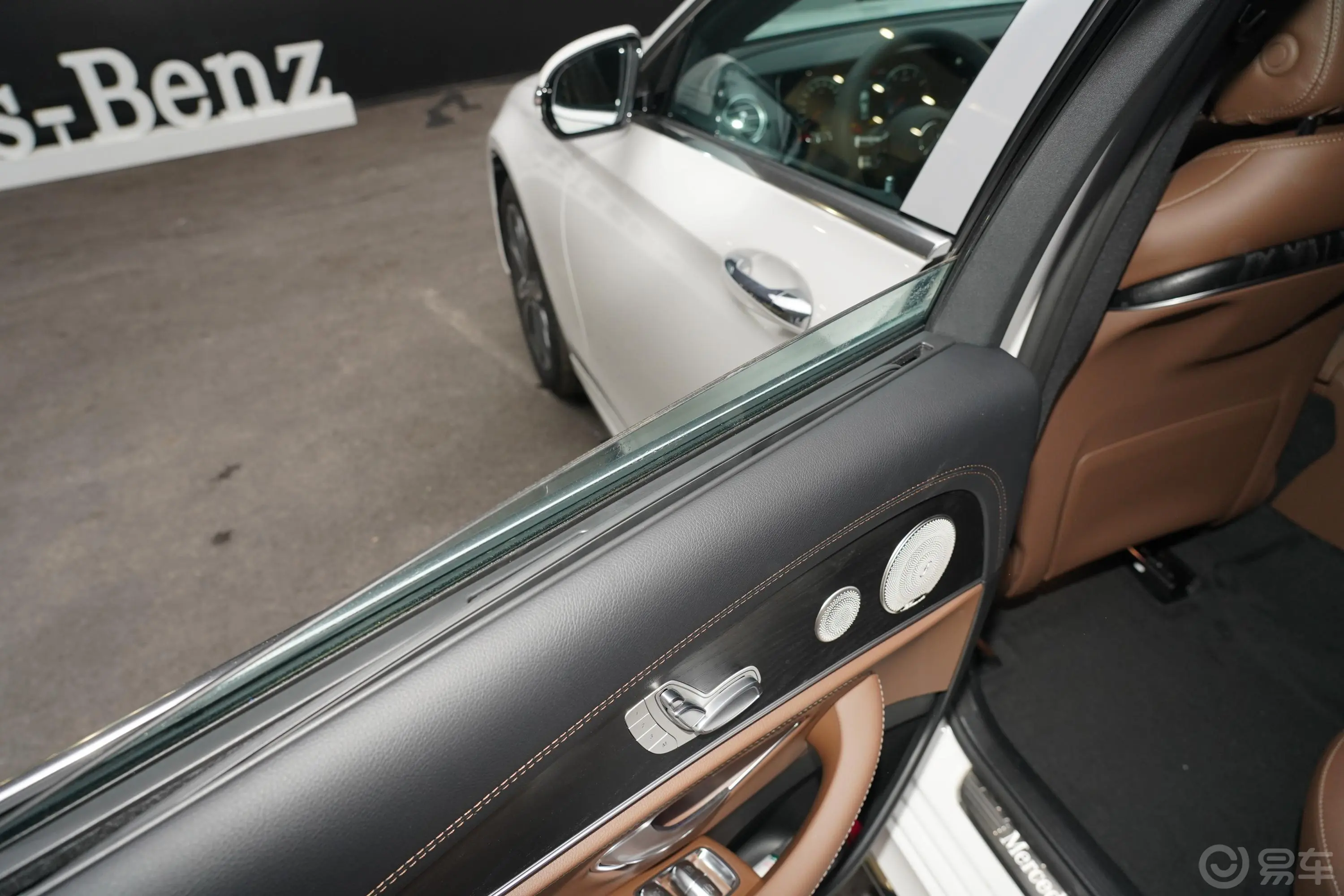 奔驰E级改款二 E 300 L 运动豪华型后排玻璃材质特写