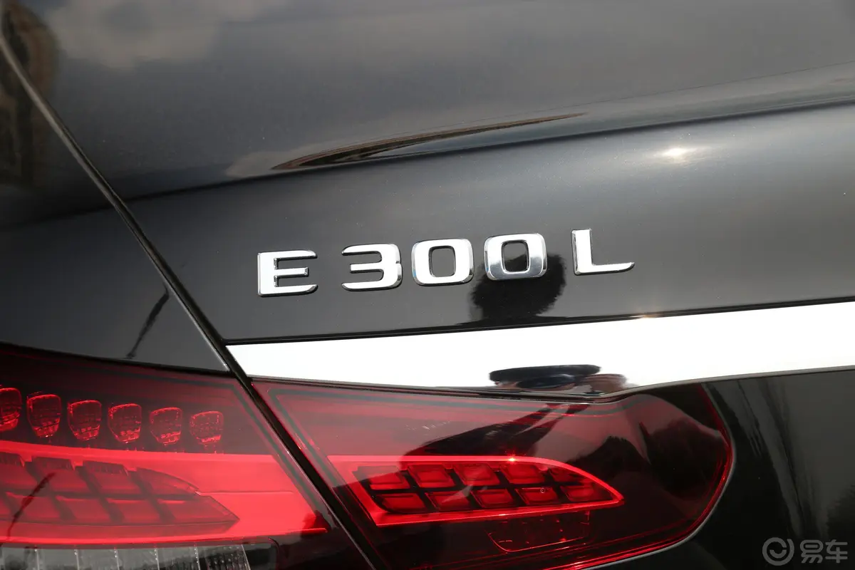 奔驰E级改款二 E 300 L 尊贵型外观