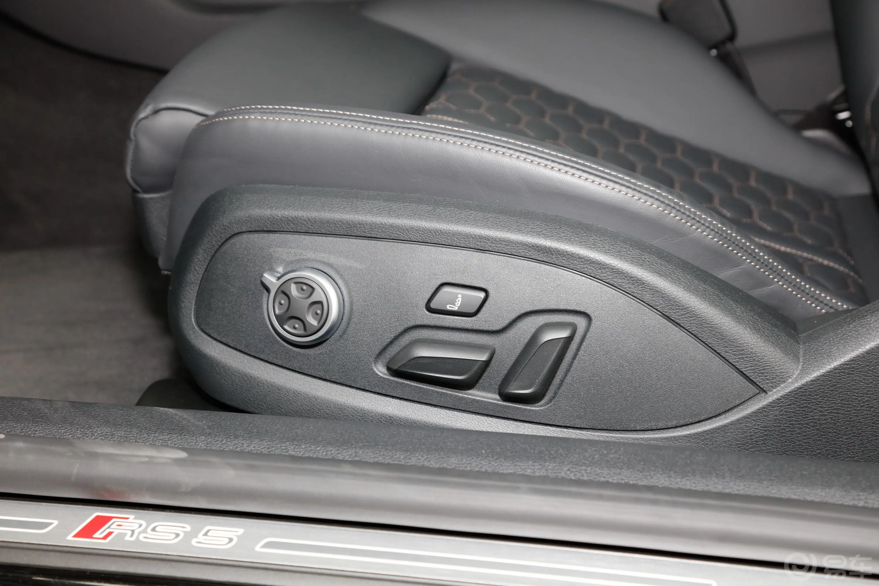 奥迪RS 52.9T Coupe 暗金版主驾座椅调节
