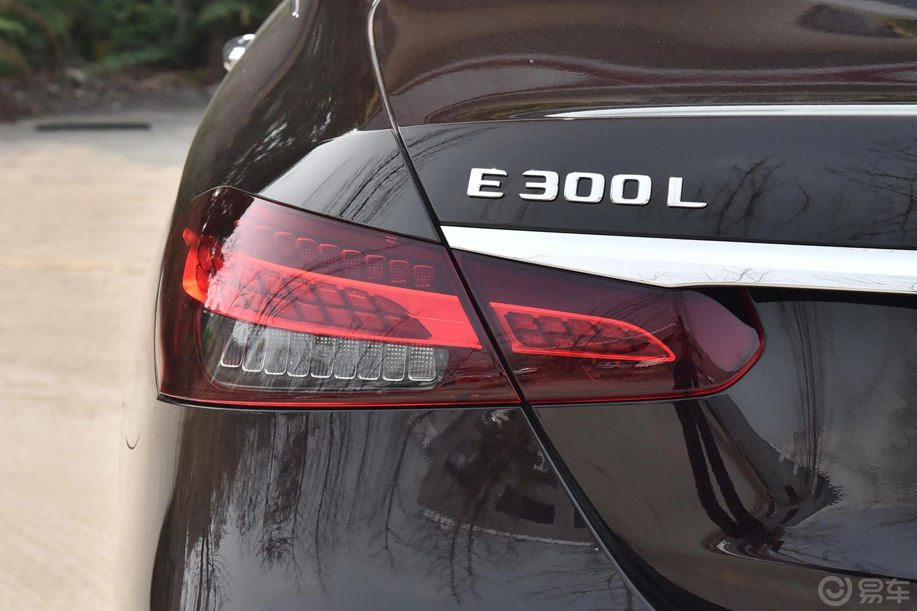 奔驰E级改款二 E 300 L 运动豪华型外观