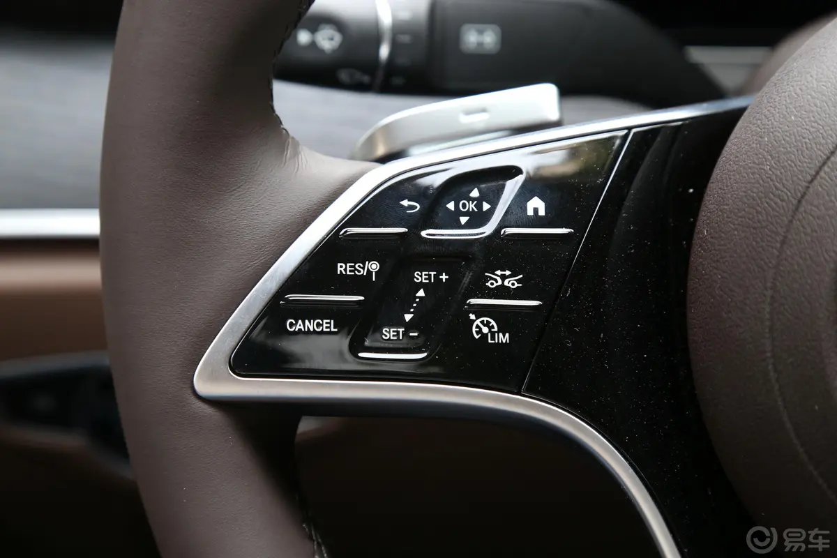 奔驰E级改款二 E 300 L 尊贵型左侧方向盘功能按键