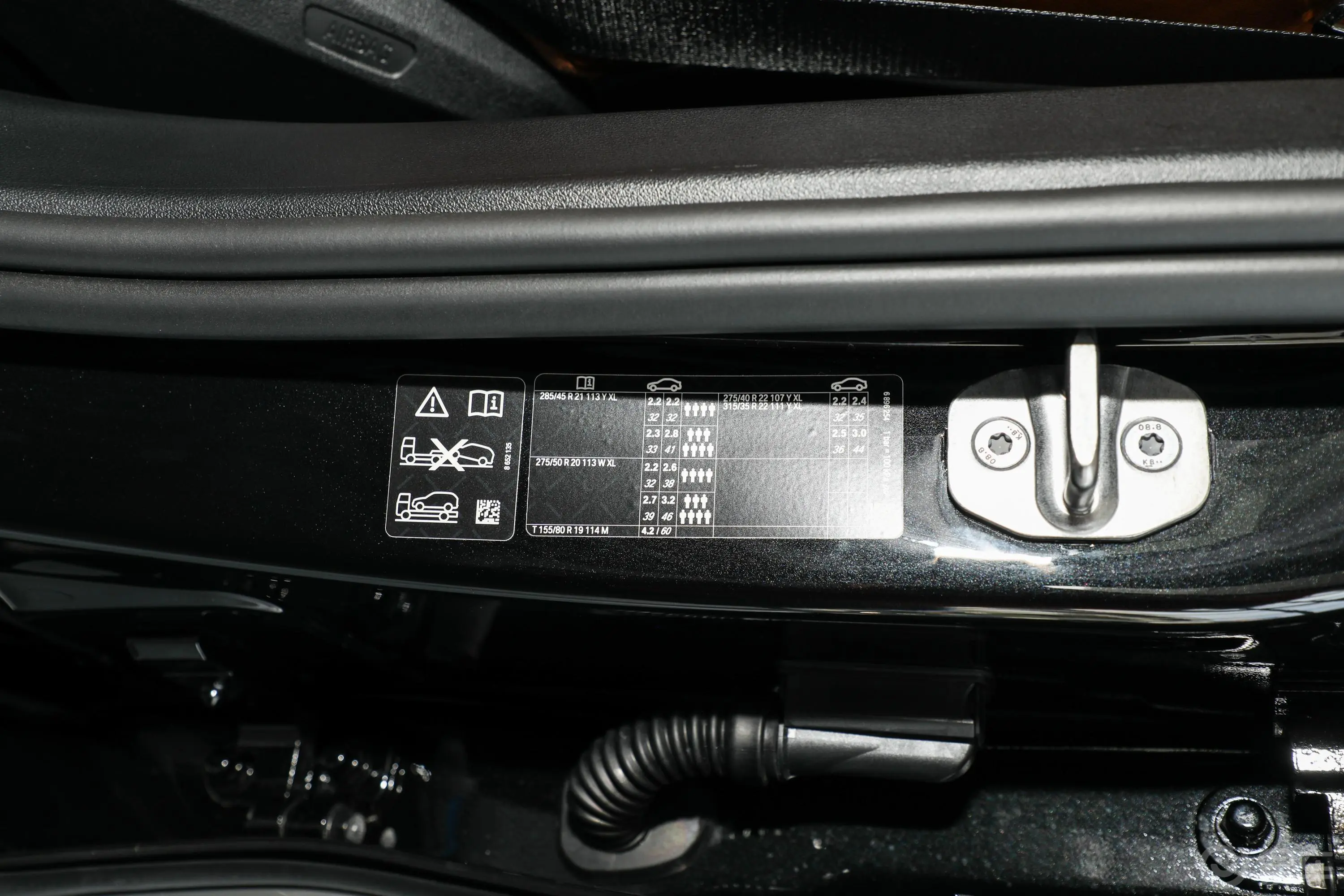 宝马X7xDrive40i 尊享型 豪华套装胎压信息铭牌