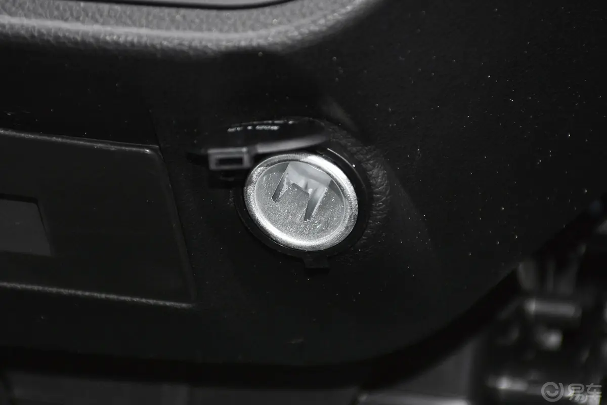 锋锐F31.6L 手动 双排平板 经济版内饰
