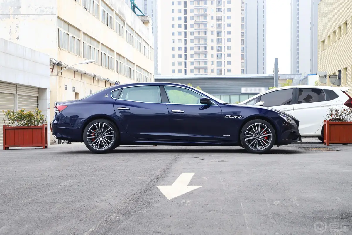 Quattroporte3.0T 豪华版正侧车头向右水平