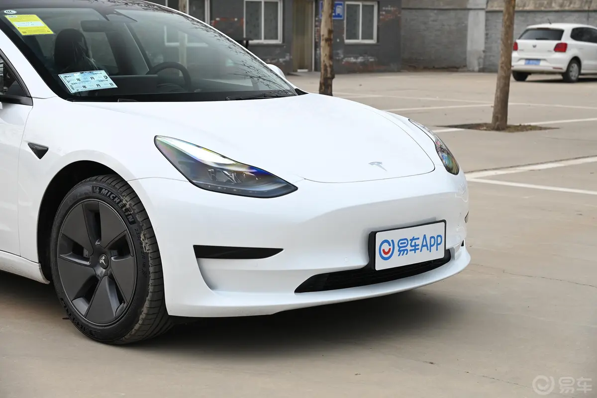 Model 3556km 后轮驱动版前格栅侧俯拍