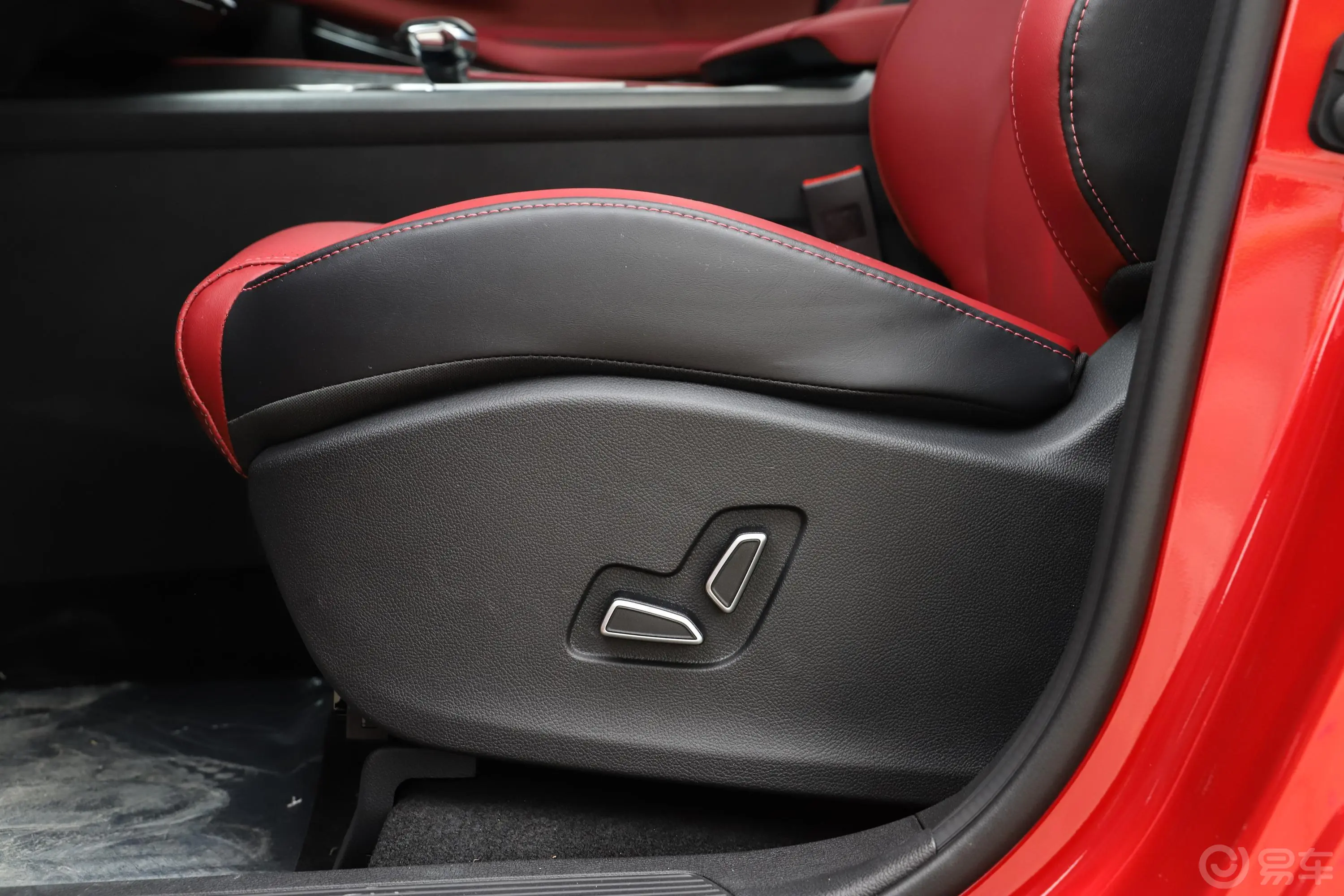 长安欧尚X7 PLUS蓝鲸版 1.5T 双离合红版 5座主驾座椅调节