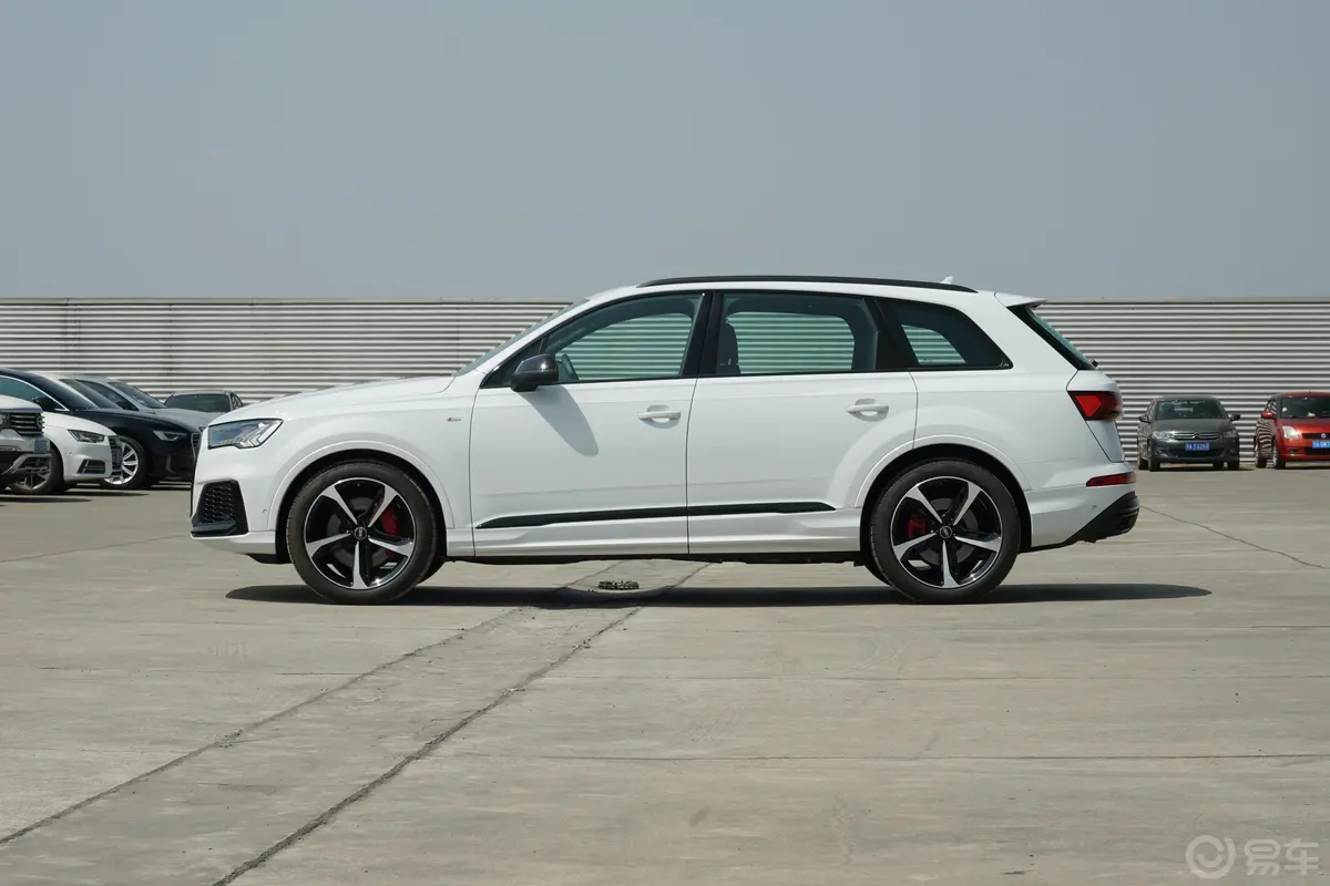 奥迪Q755 TFSI quattro S line冰雪运动型外观