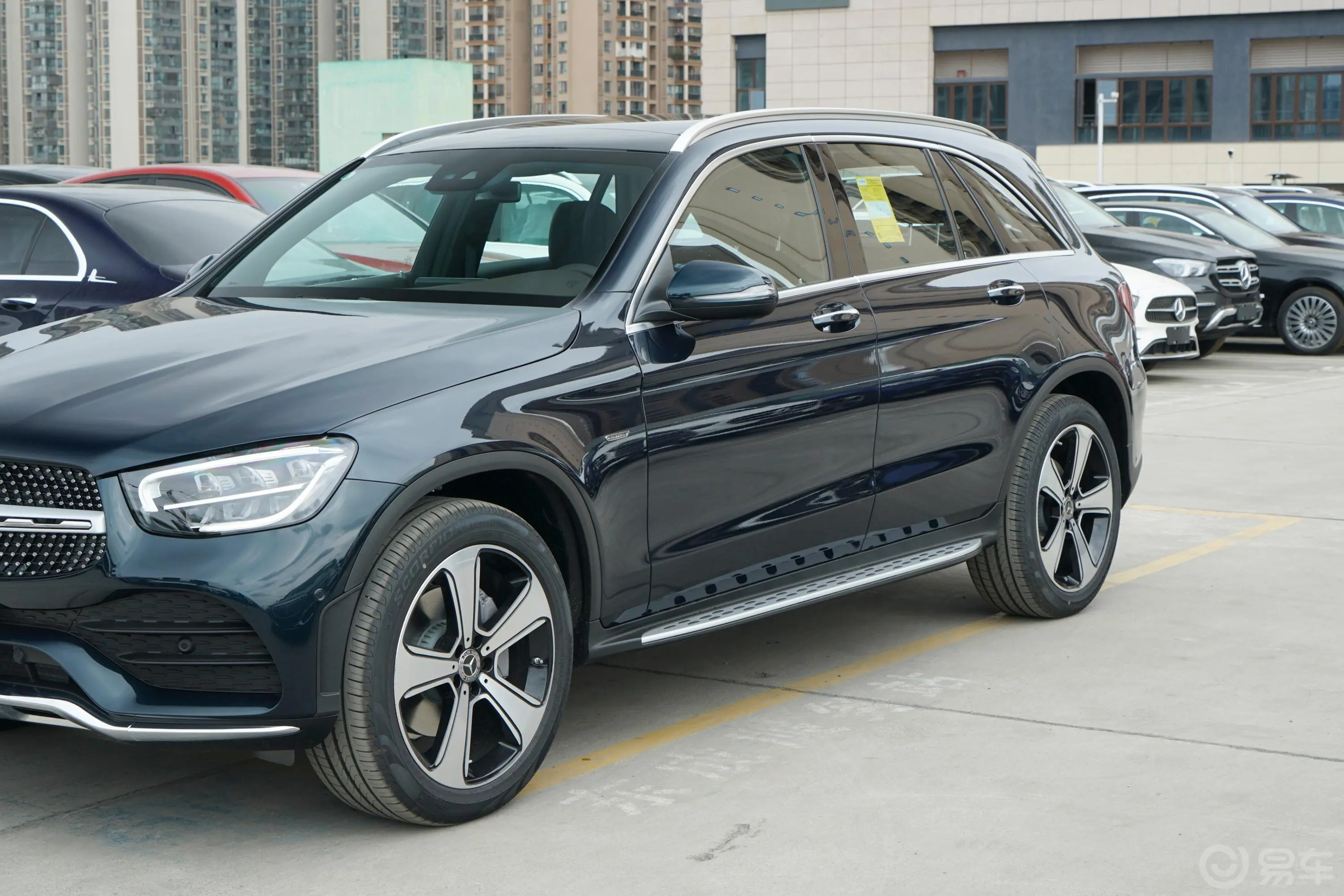 奔驰GLCGLC 300 L 4MATIC 动感型臻藏版外观