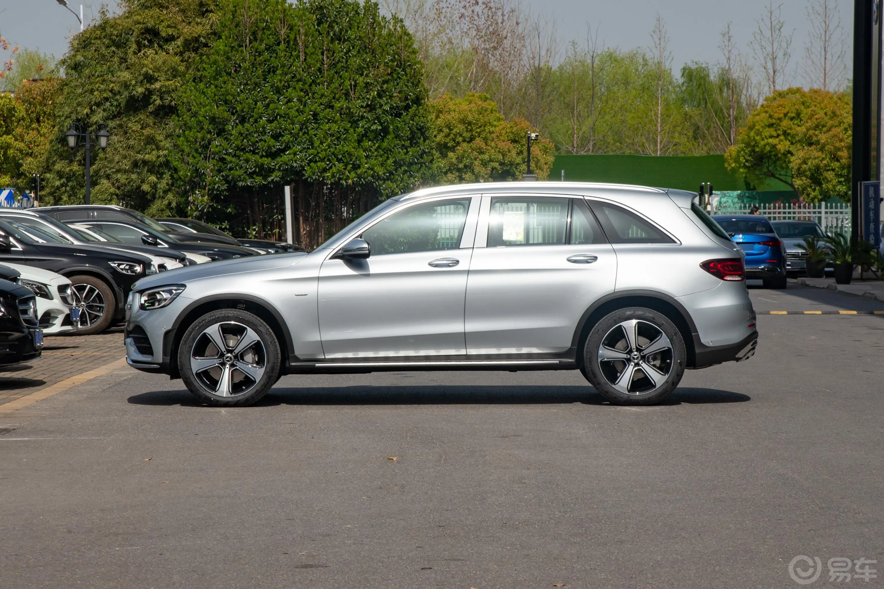 奔驰GLCGLC 300 L 4MATIC 动感型臻藏版正侧车头向左水平