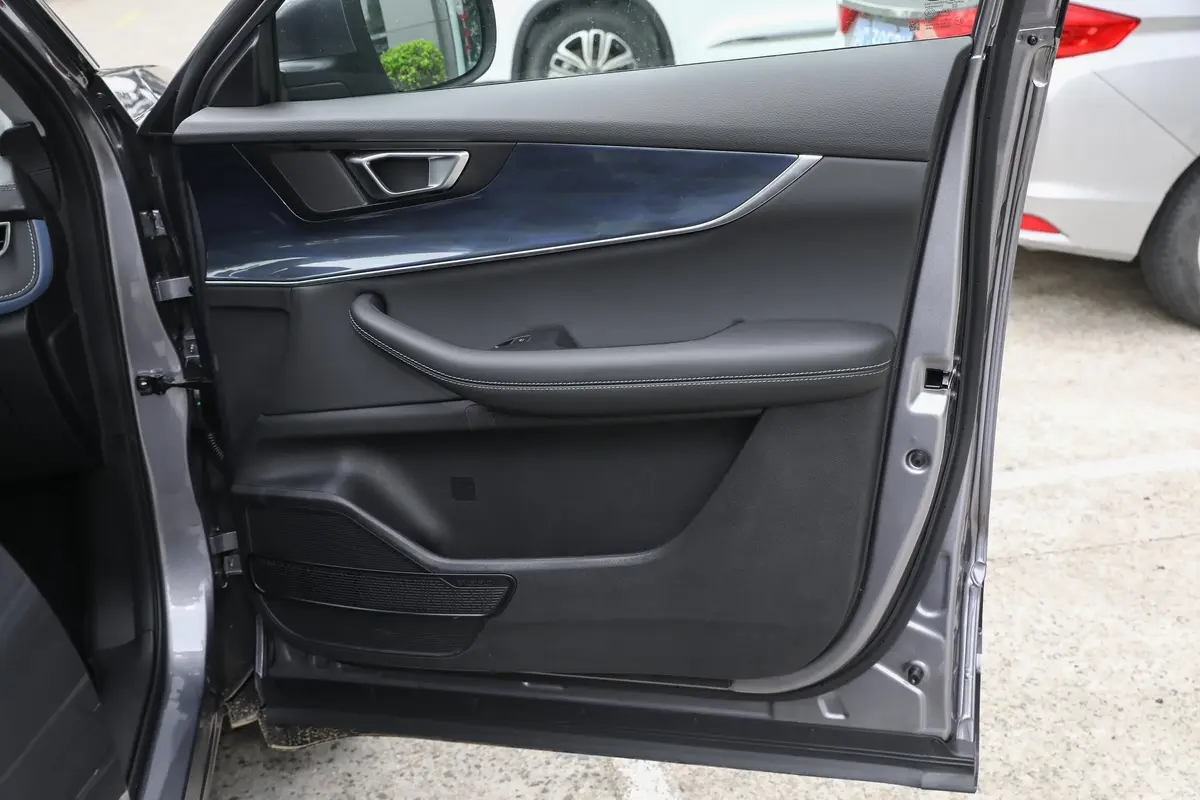 瑞虎7 PLUS鲲鹏版 1.6T 双离合尊贵型+内饰
