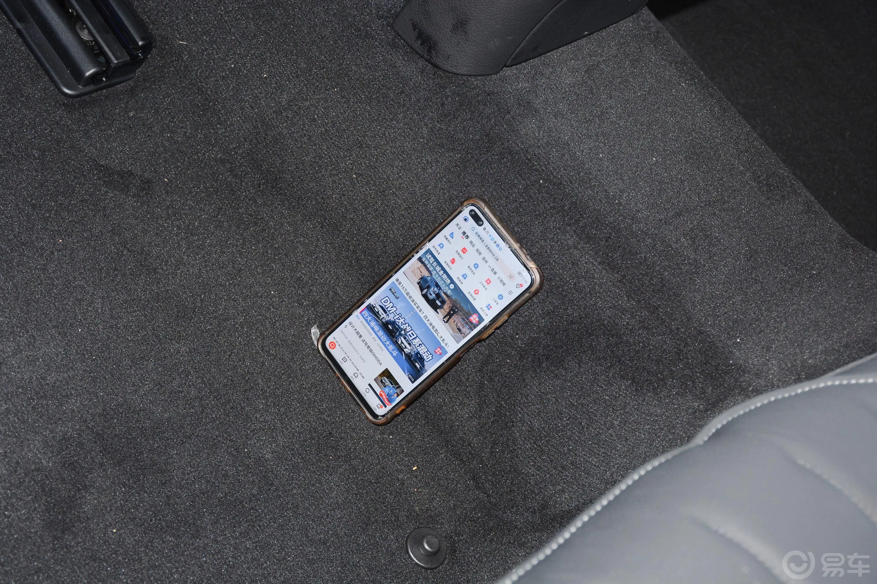 奔驰S级改款 S 400 L 商务型后排地板中间位置