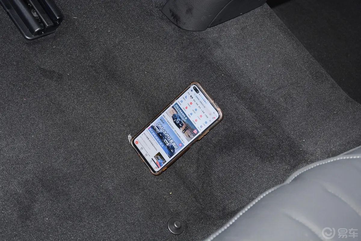 奔驰S级改款 S 400 L 商务型后排地板中间位置