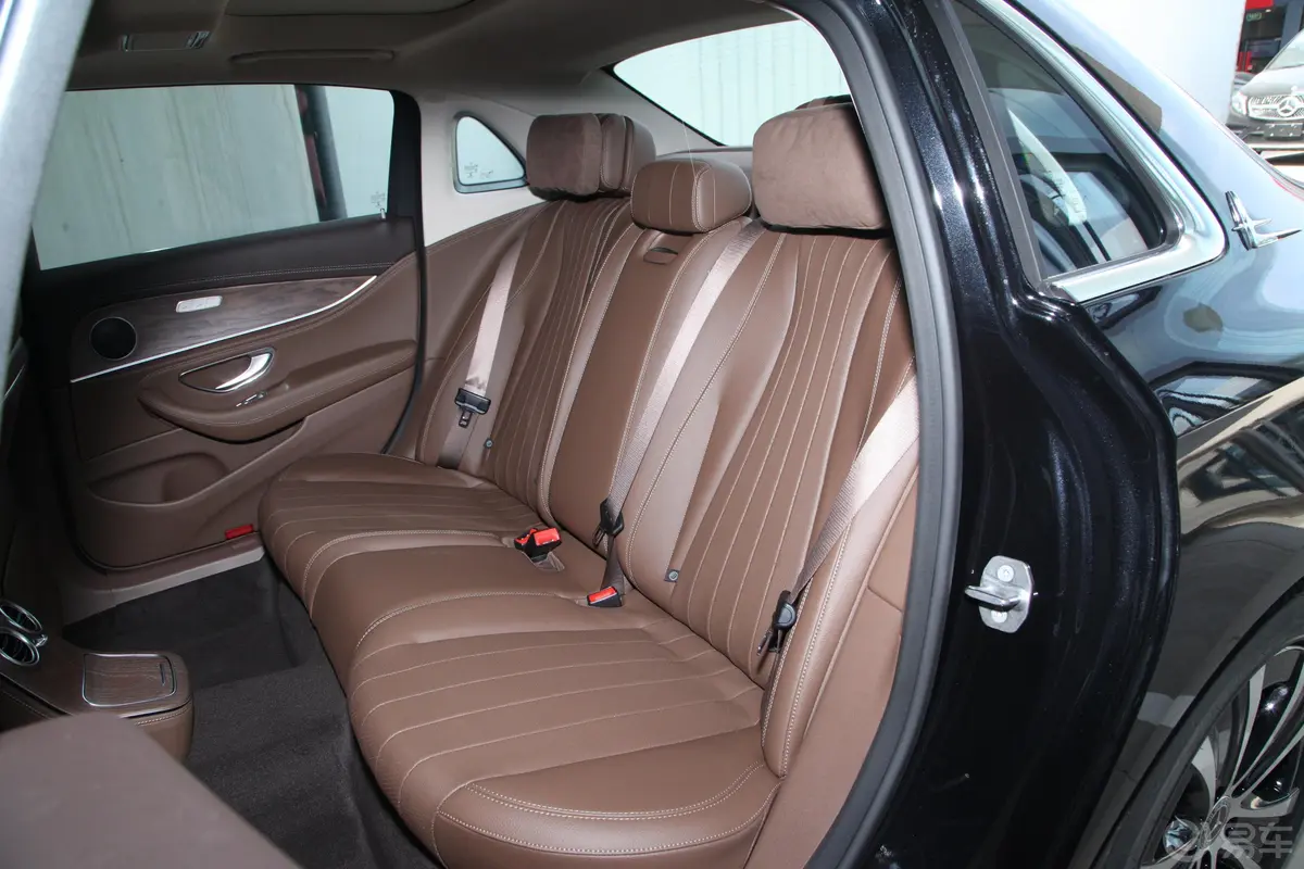 奔驰E级 插电混动改款二 E 350 e L 插电式混合动力轿车后备厢空间特写