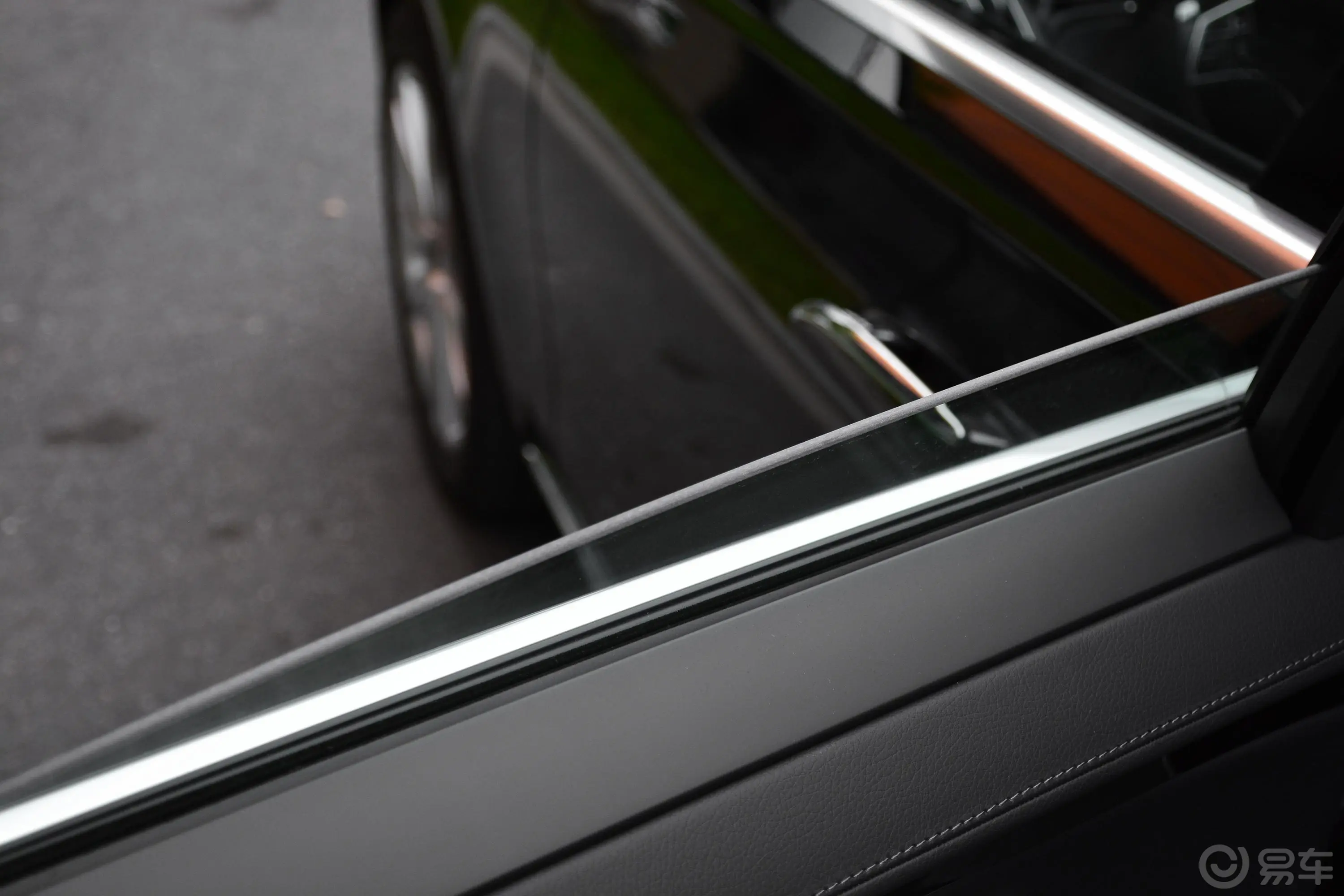 奔驰S级改款 S 400 L 商务型后排玻璃材质特写