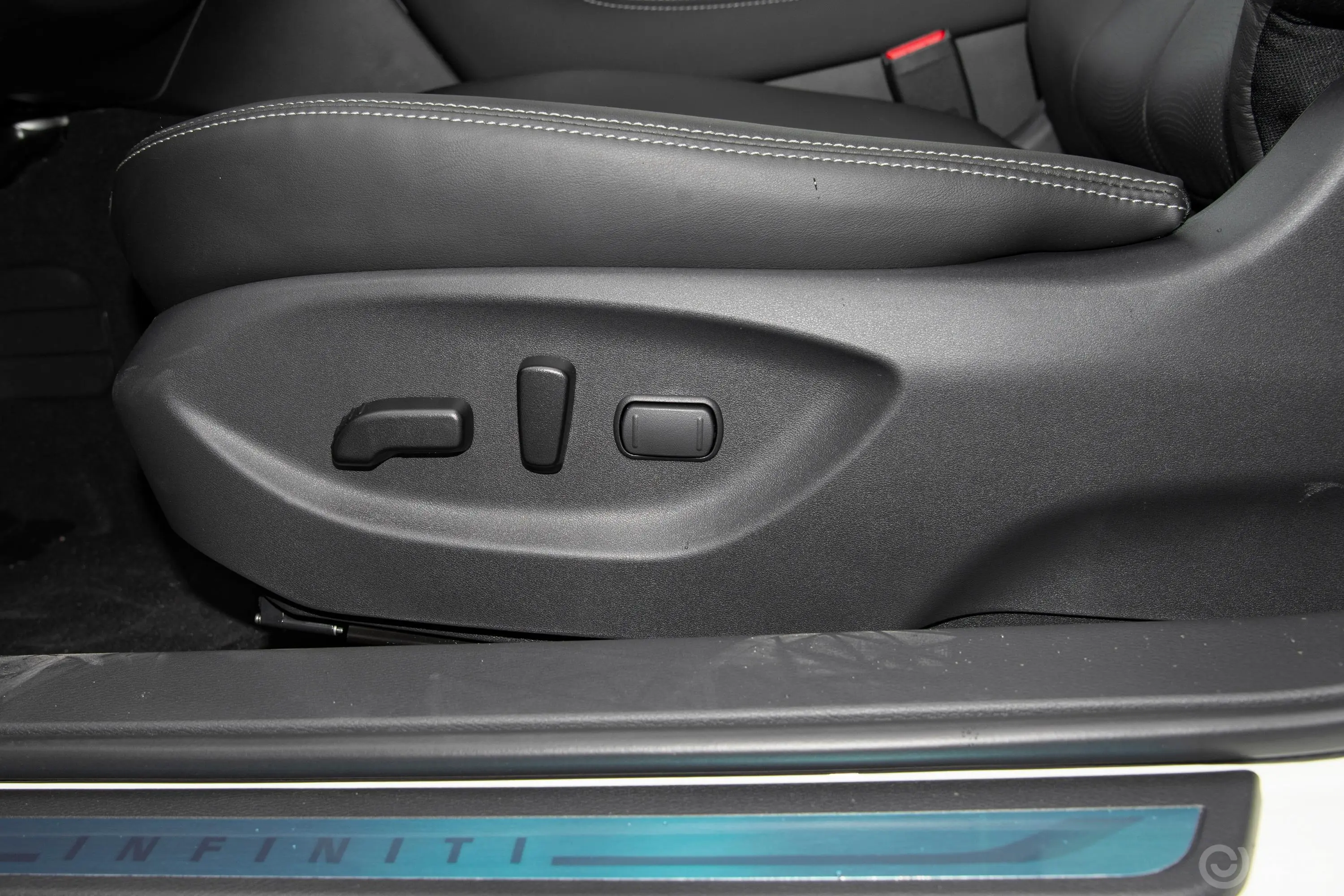 英菲尼迪Q50L2.0T 进享版主驾座椅调节