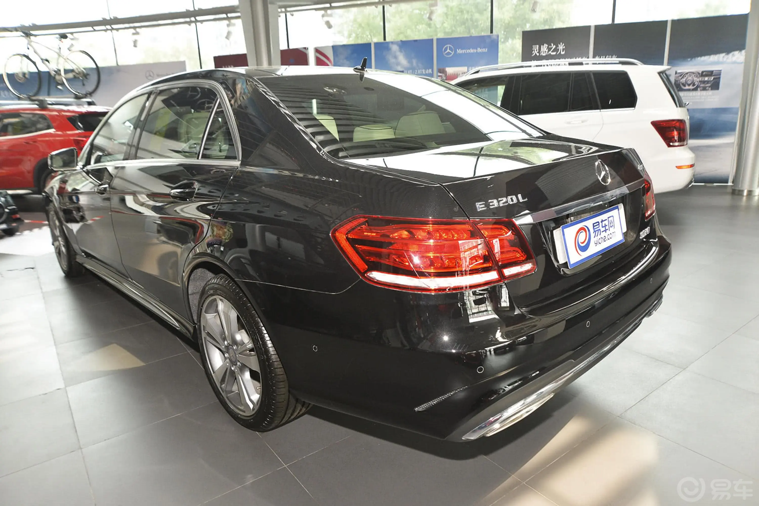 奔驰E级E 320 L 4MATIC 运动轿车外观