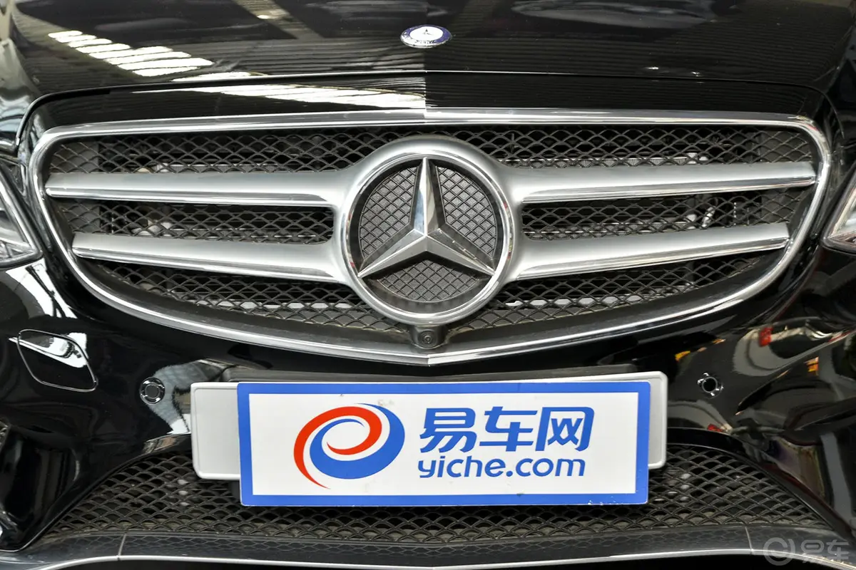 奔驰E级E 320 L 4MATIC 运动轿车外观