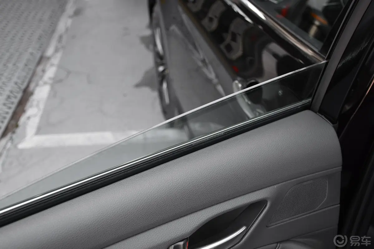 亚洲龙2.5L 手自一体 Touring尊贵版后排玻璃材质特写