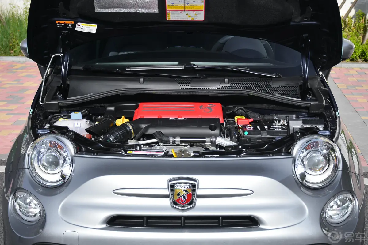 Abarth 695Abarth 695 Rivale 限量版发动机舱整体