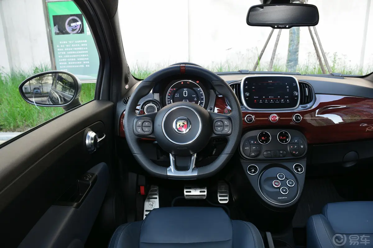 Abarth 695Abarth 695 Rivale 限量版驾驶位区域