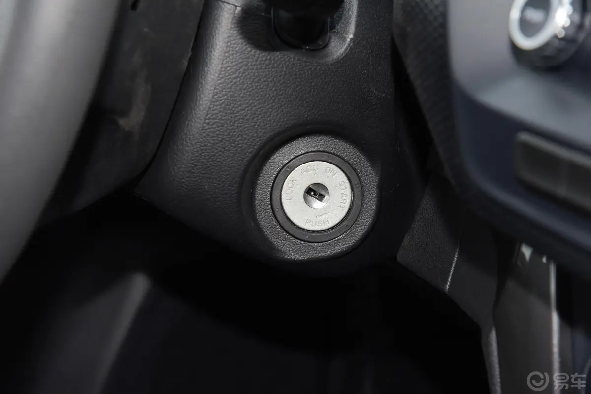 风骏5干饭版 1.5T 手动 两驱 基础货箱精英型 汽油钥匙孔或一键启动按键
